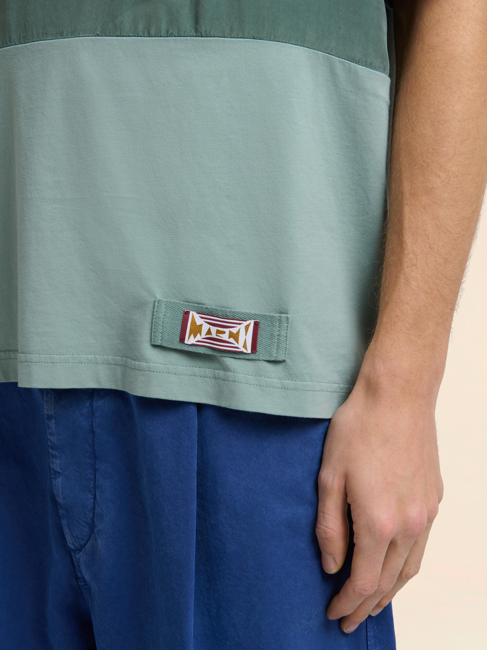 グリーン コットン製Tシャツ カラーブロックのフロント - シャツ - Image 4