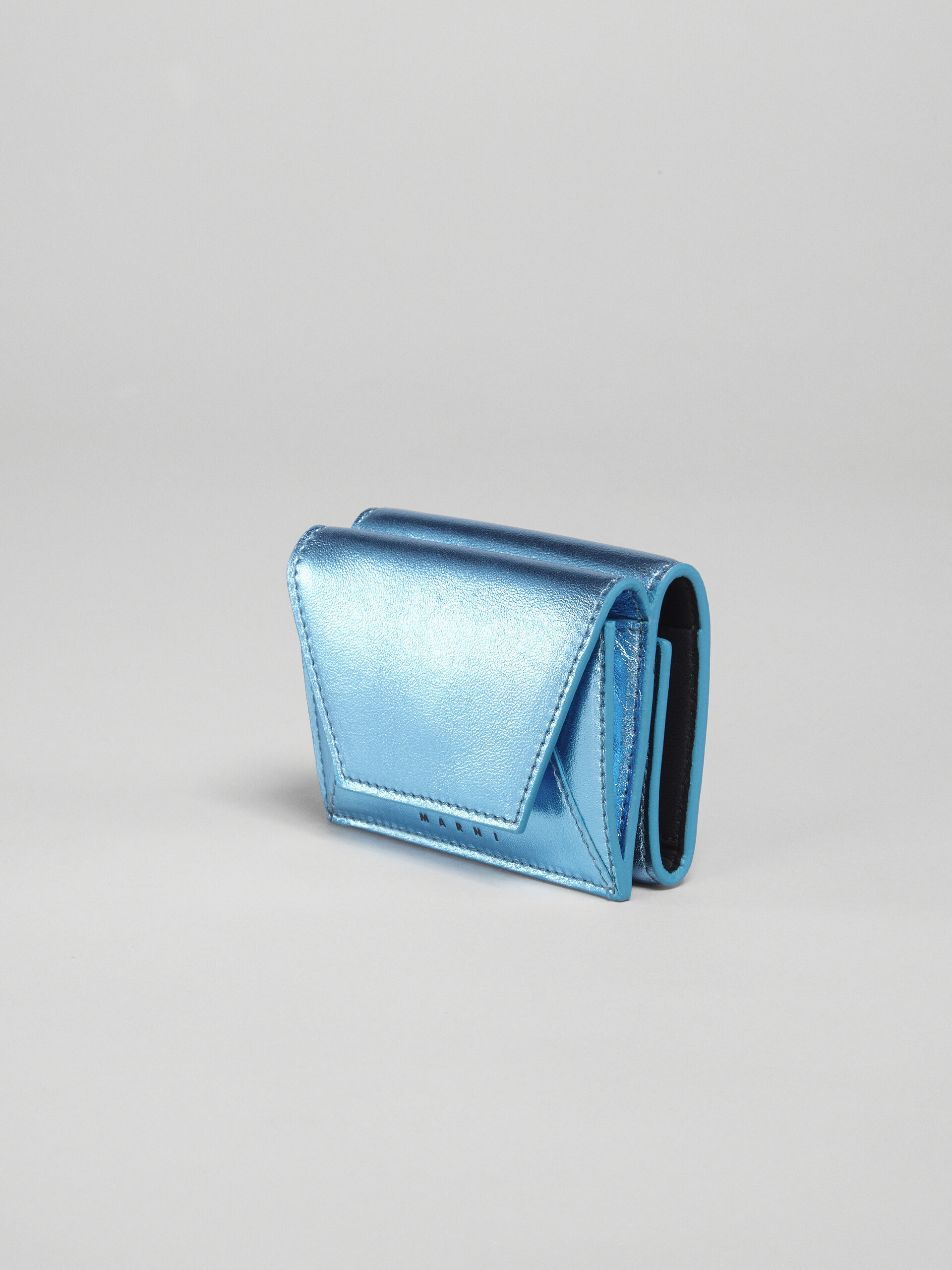 Portafoglio tri-fold in nappa metallizzata azzurro - Portafogli - Image 4