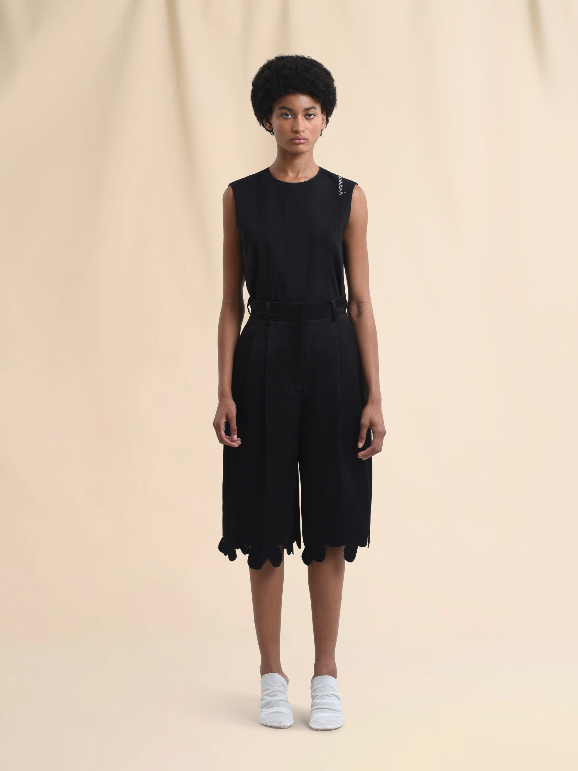 Duchesse-Bermudashorts mit gewelltem Saum - Hosen - Image 2