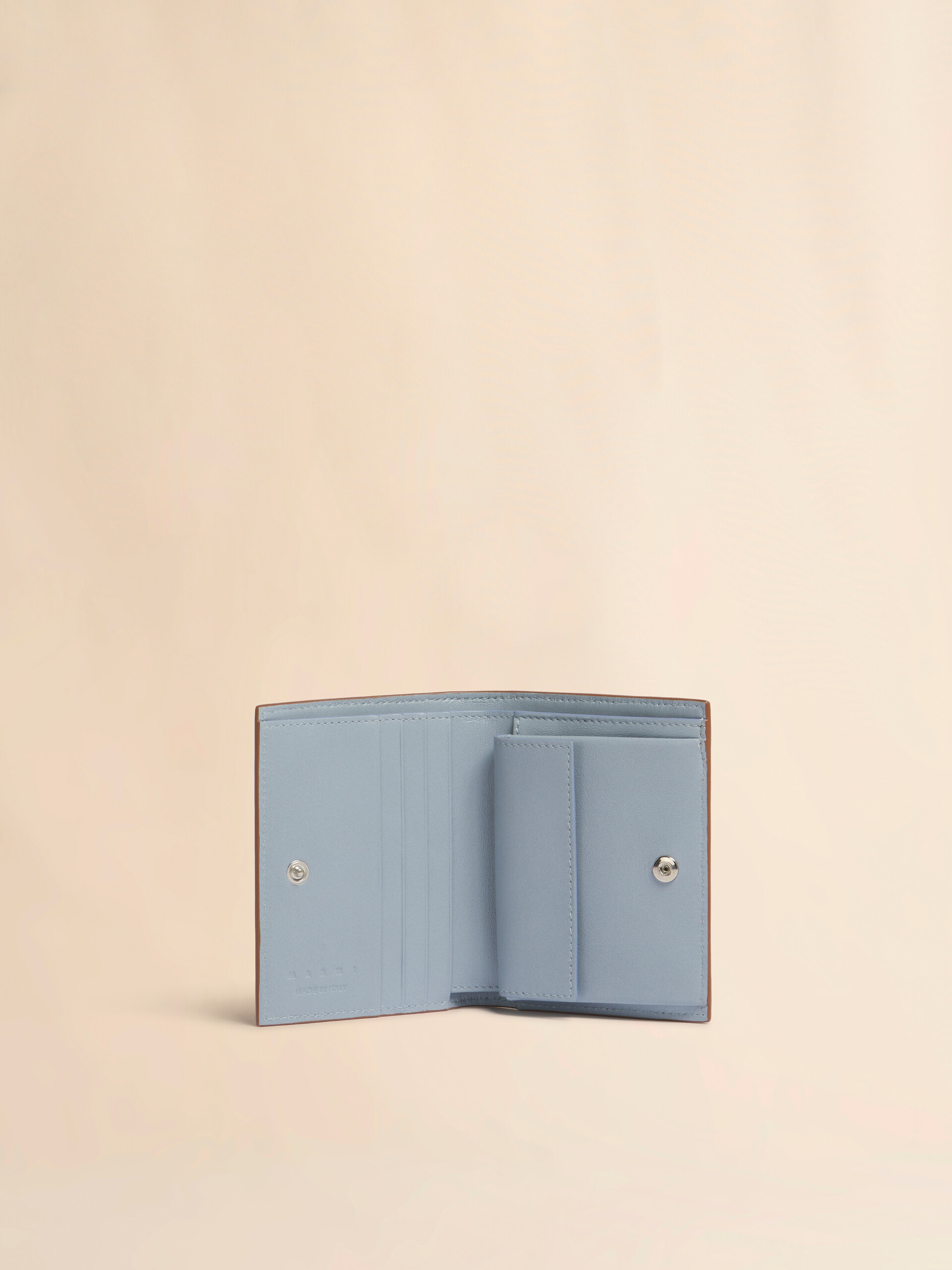 グレー レザー製二つ折りウォレット、マルニメンディング刺繍入り - 財布 - Image 2