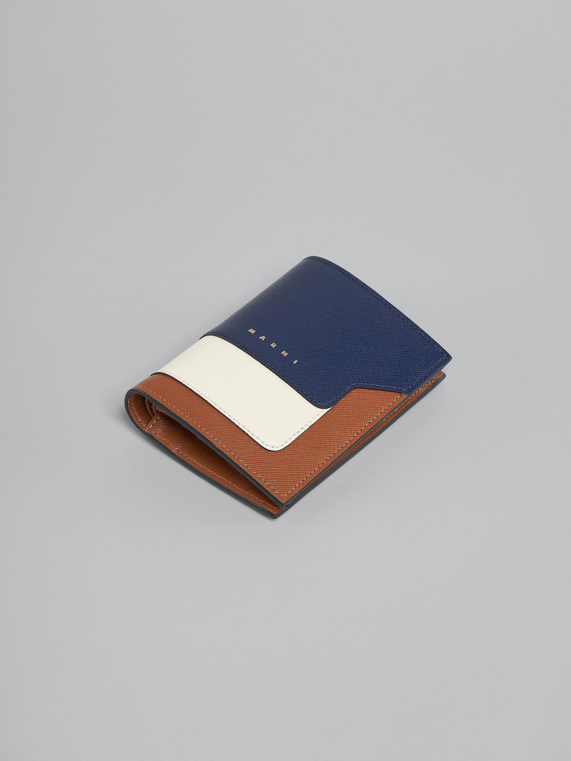 Zweifache Faltbrieftasche aus Saffiano-Leder in Blau, Weiß und Braun - Brieftaschen - Image 5