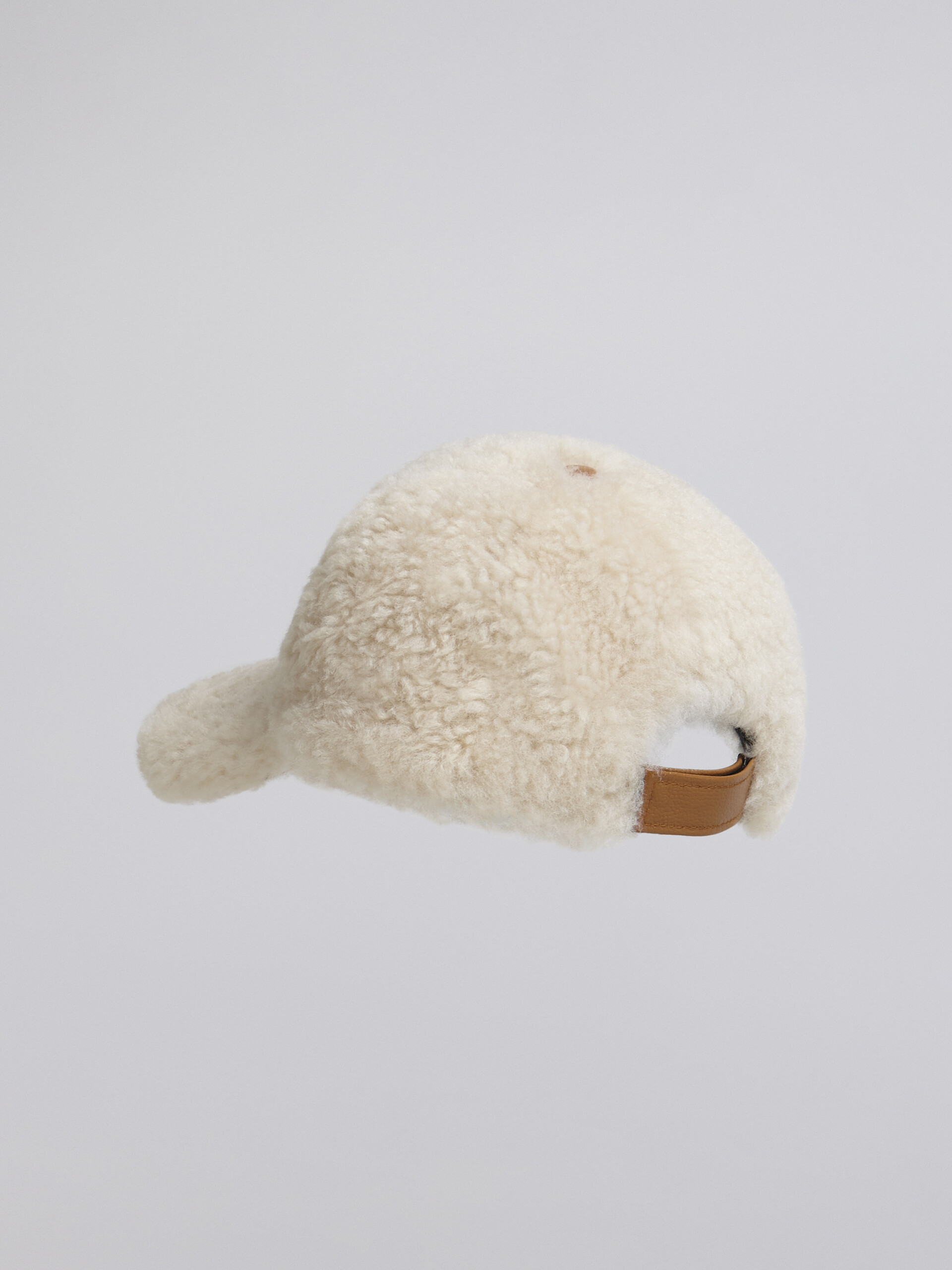 Mütze aus Shearling mit kontrastfarbenem, gesticktem Marni Logo - Hüte - Image 2