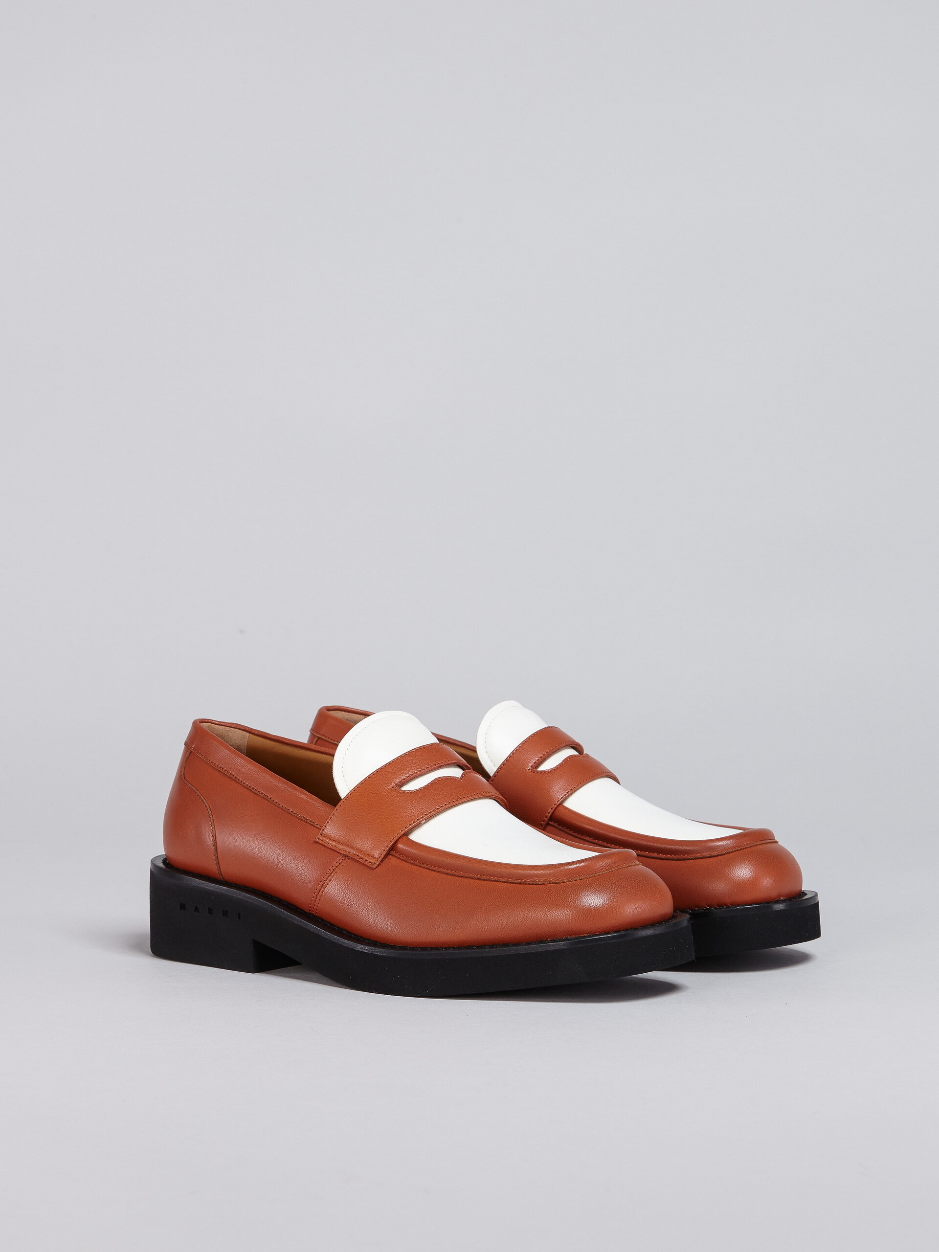 Brown and white leather mocassin - Mocassin - Image 2