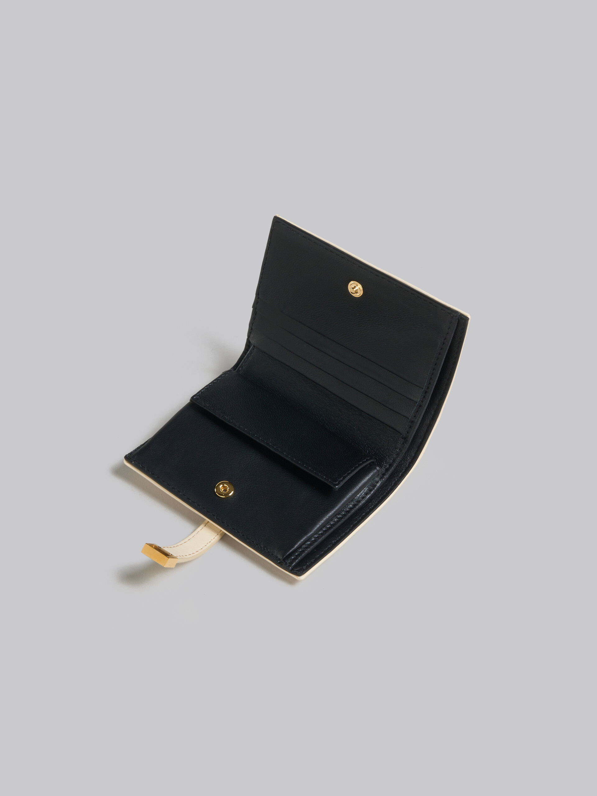 Portafoglio Prisma bi-fold in pelle nera - Portafogli - Image 4