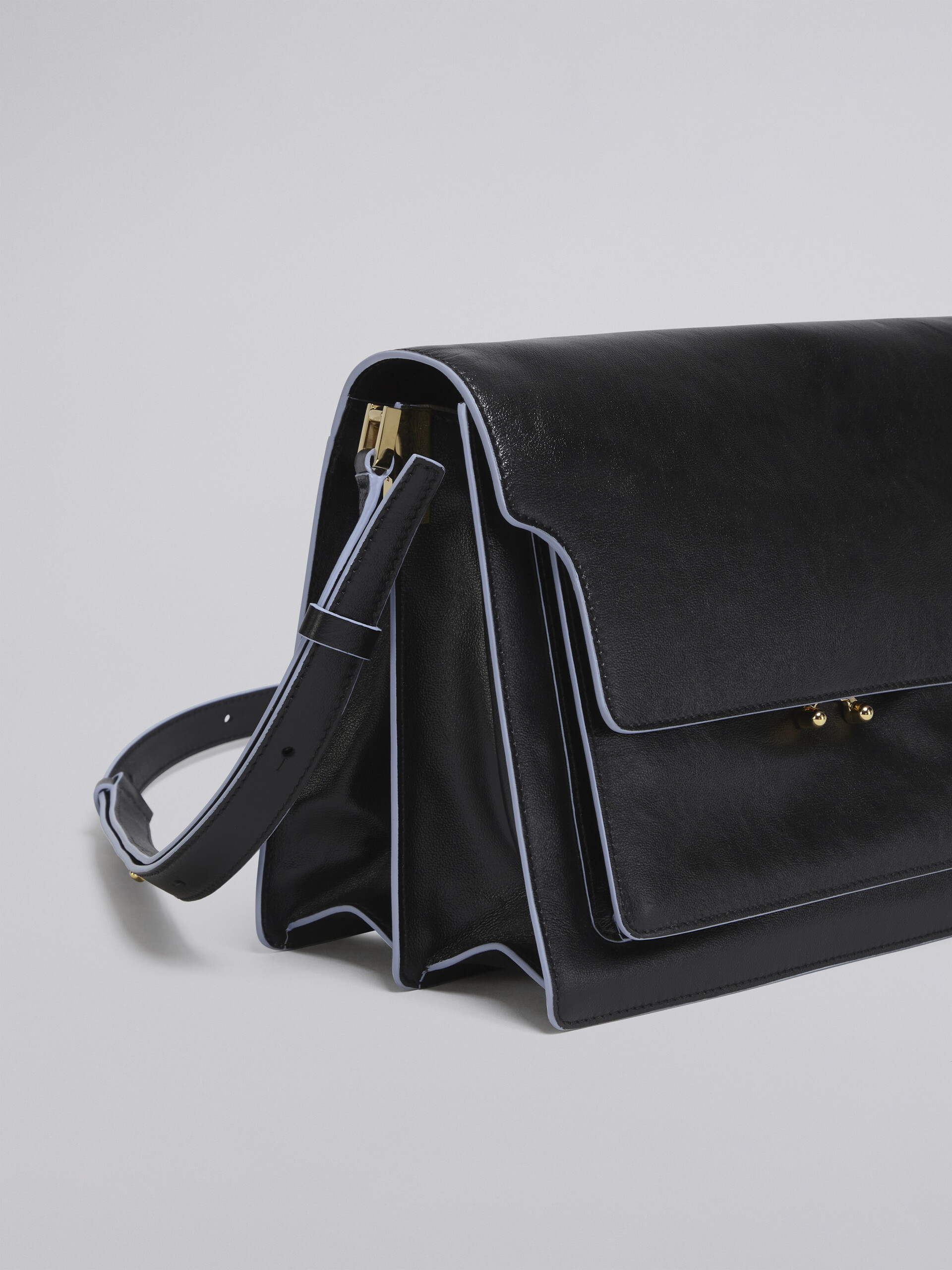 TRUNK SOFT Tasche aus schwarzem getrommelten Kalbsleder - Schultertaschen - Image 4