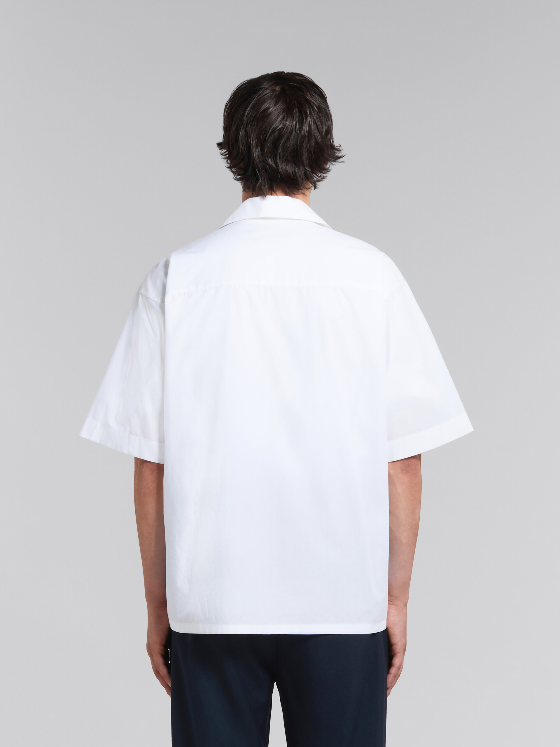 ホワイト オーガニックポプリン製 ボーリングシャツ、コンシールロゴ入り - シャツ - Image 3