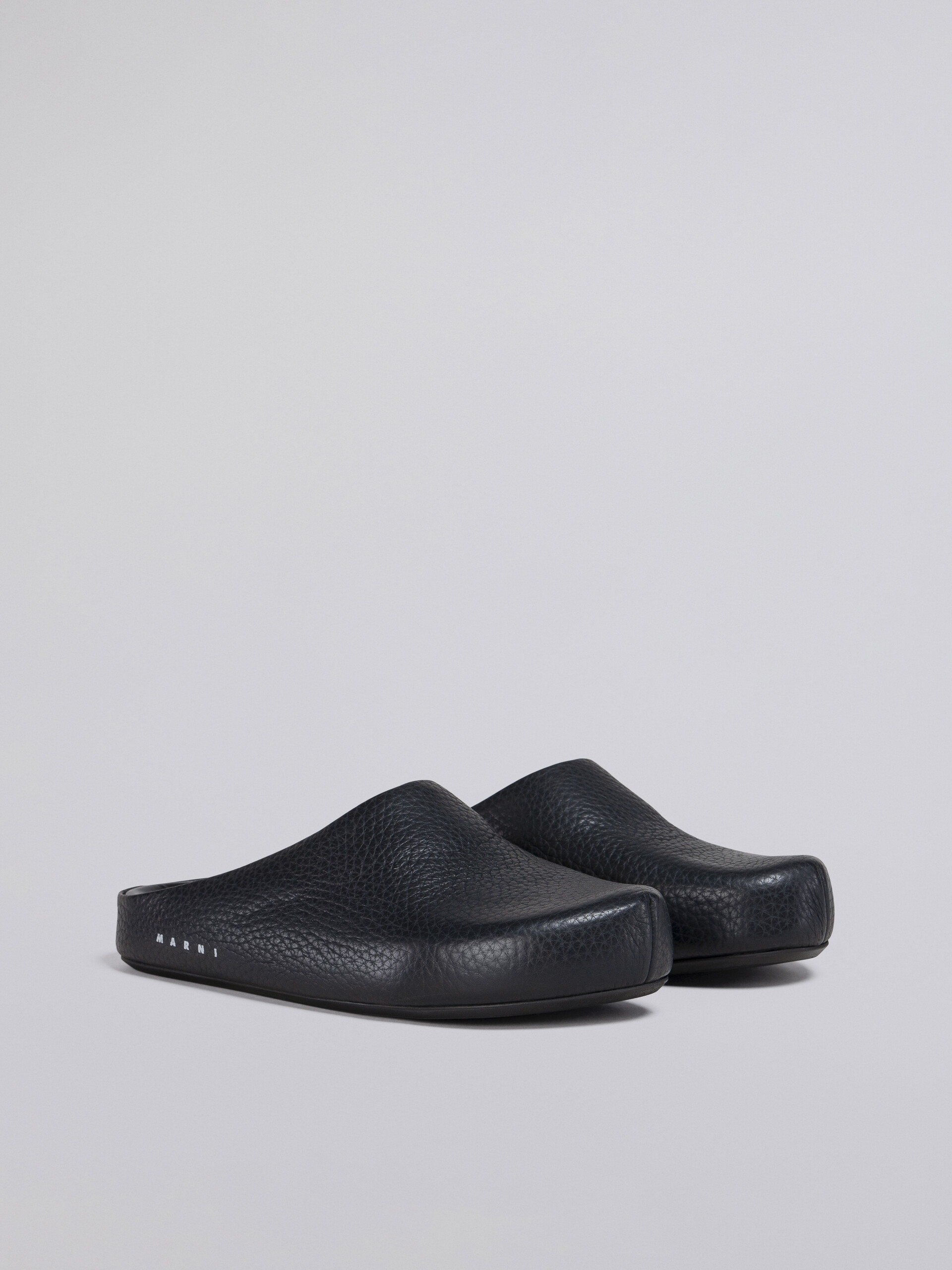 Unisex-Sandale aus schwarzem genarbtem Kalbsleder - Holzschuhe - Image 2