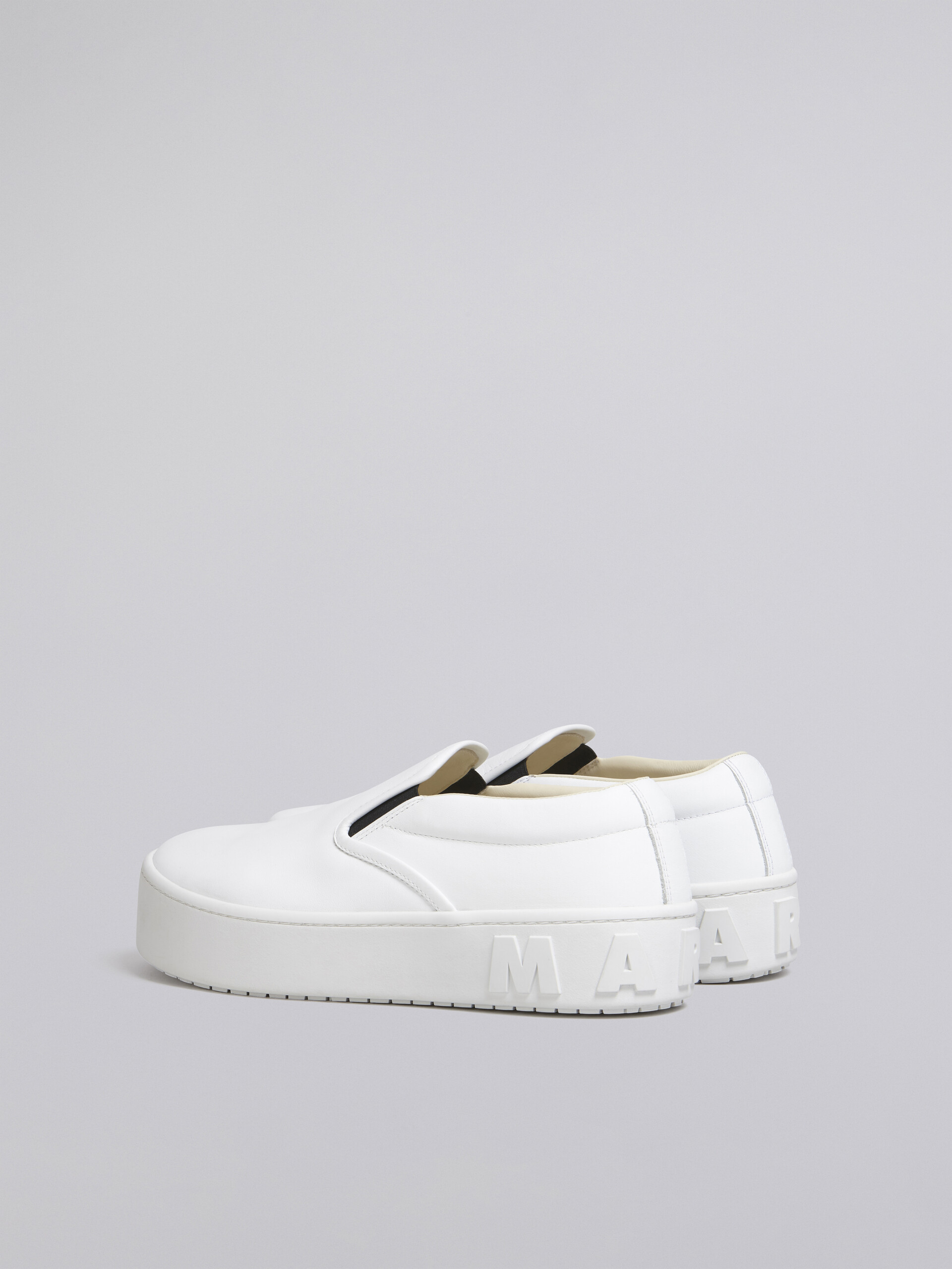Zapatilla de deporte slip de piel de becerro blanca con maxilogotipo de Marni en relieve - Sneakers - Image 3