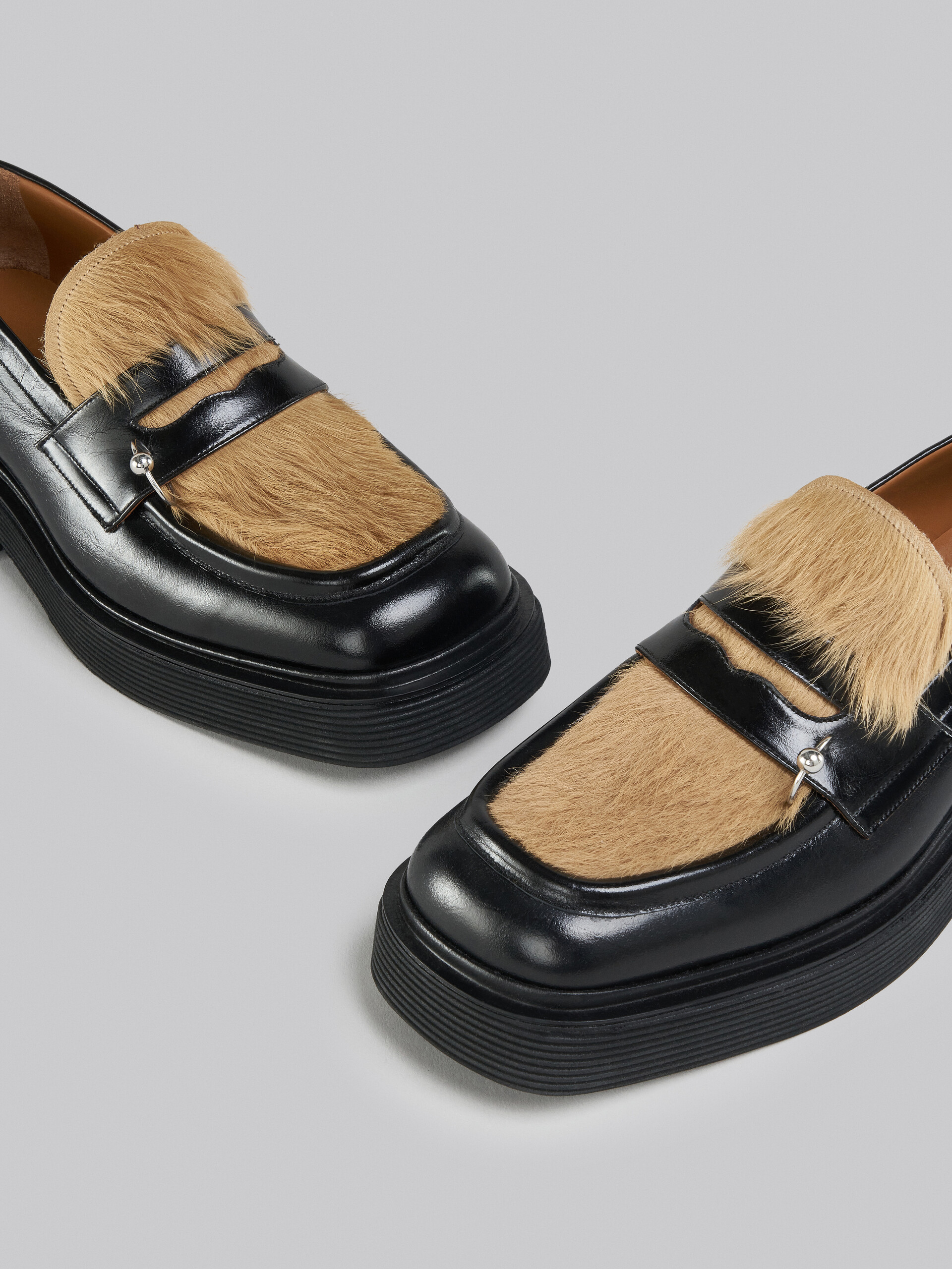 Black leather and beige long hair calfskin moccasin - Mocassin - Image 4