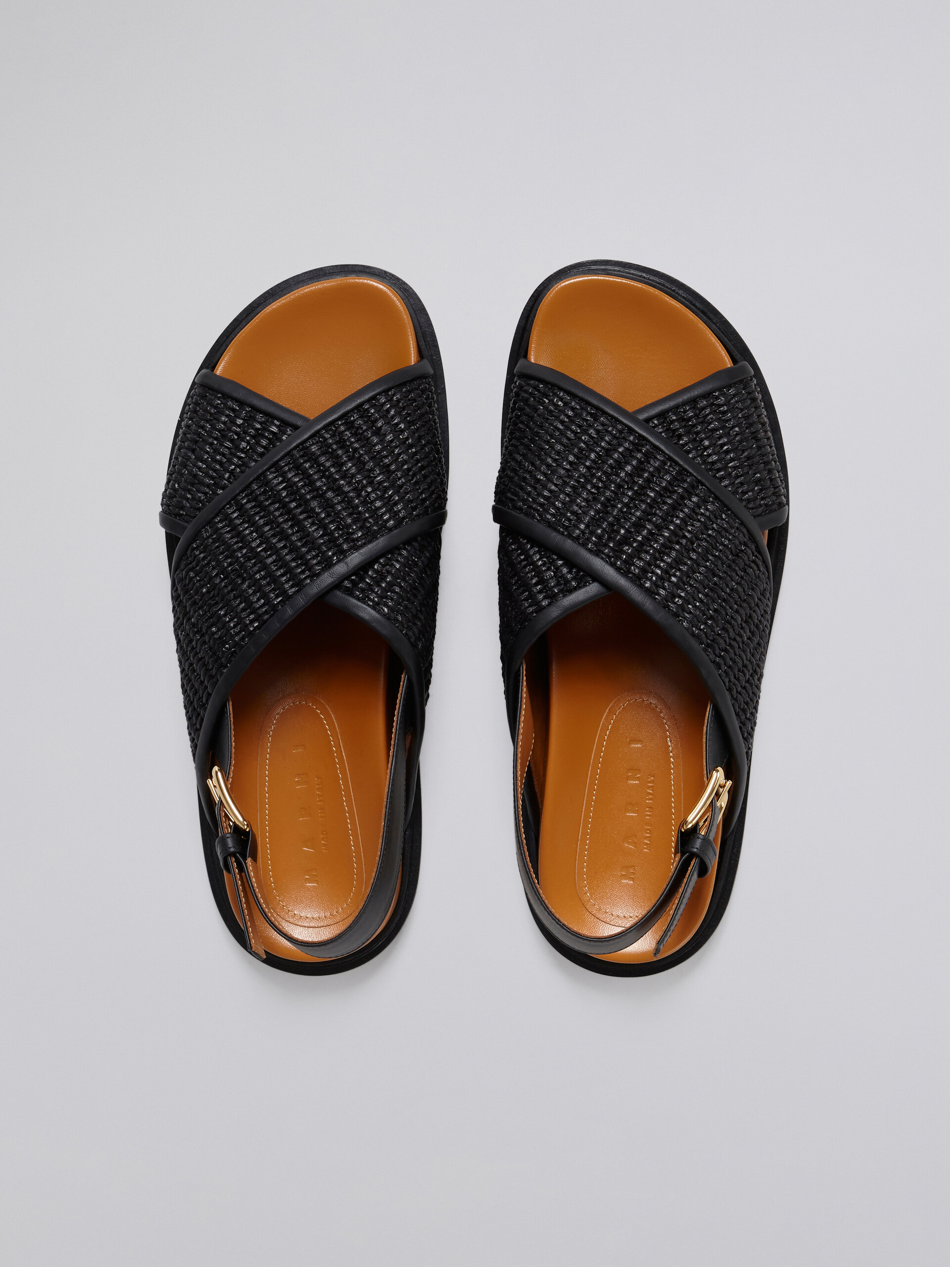 Fußbett-Sandale aus schwarzem Raffiabast und Leder - Sandalen - Image 4