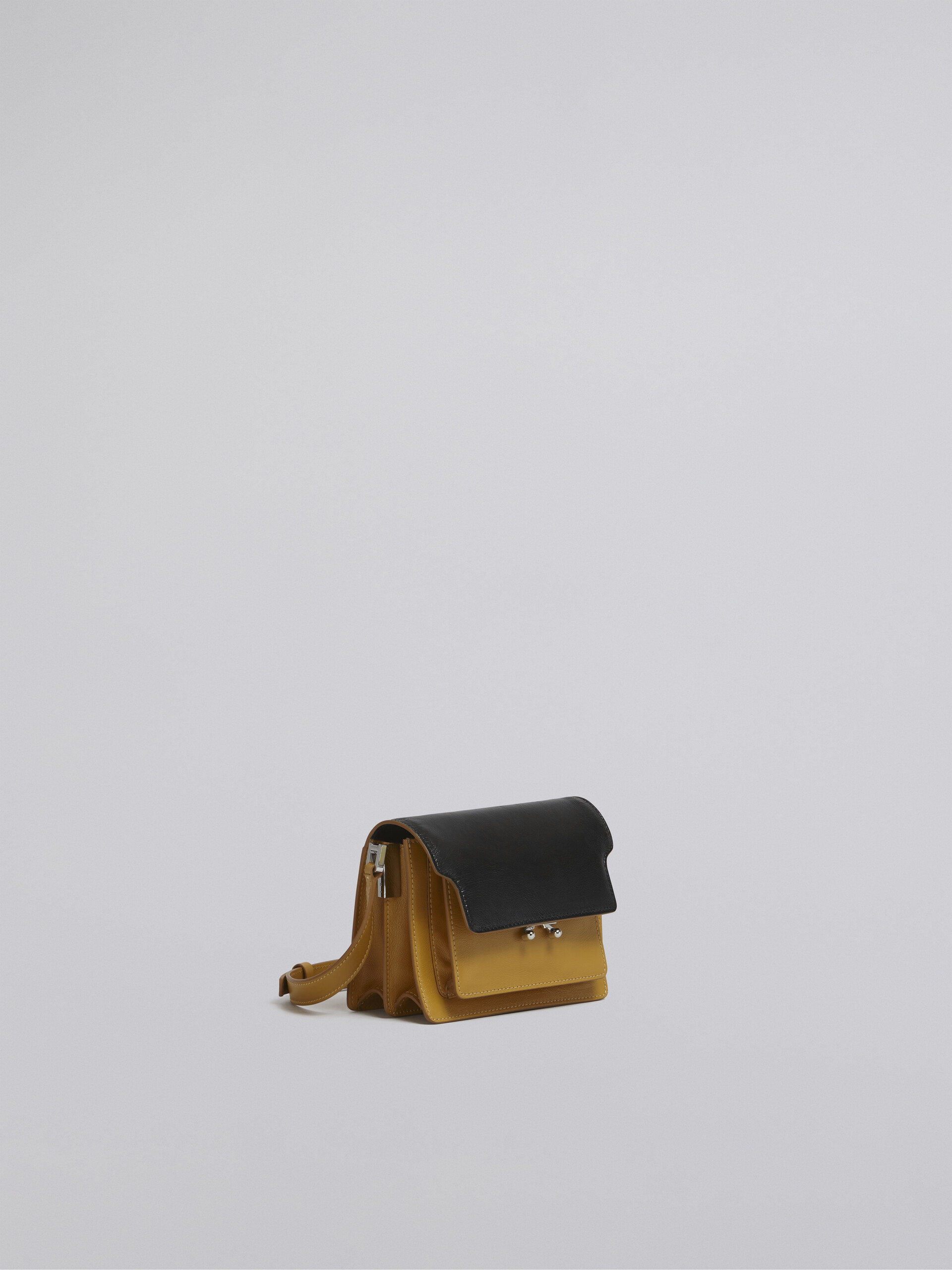 Zweifarbige TRUNK SOFT Tasche aus gelbem und schwarzem Kalbsleder - Schultertaschen - Image 6