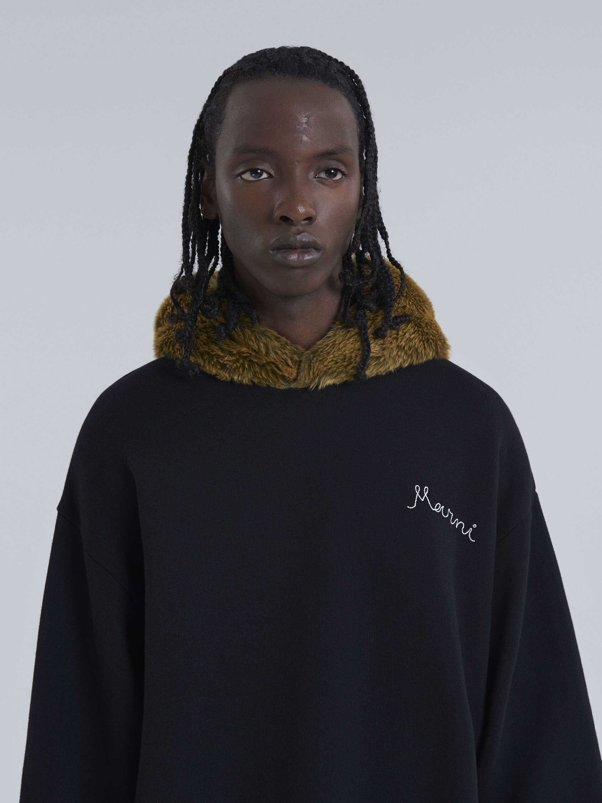 Sweatshirt en coton avec capuche contrastée en fausse fourrure - Maille - Image 4