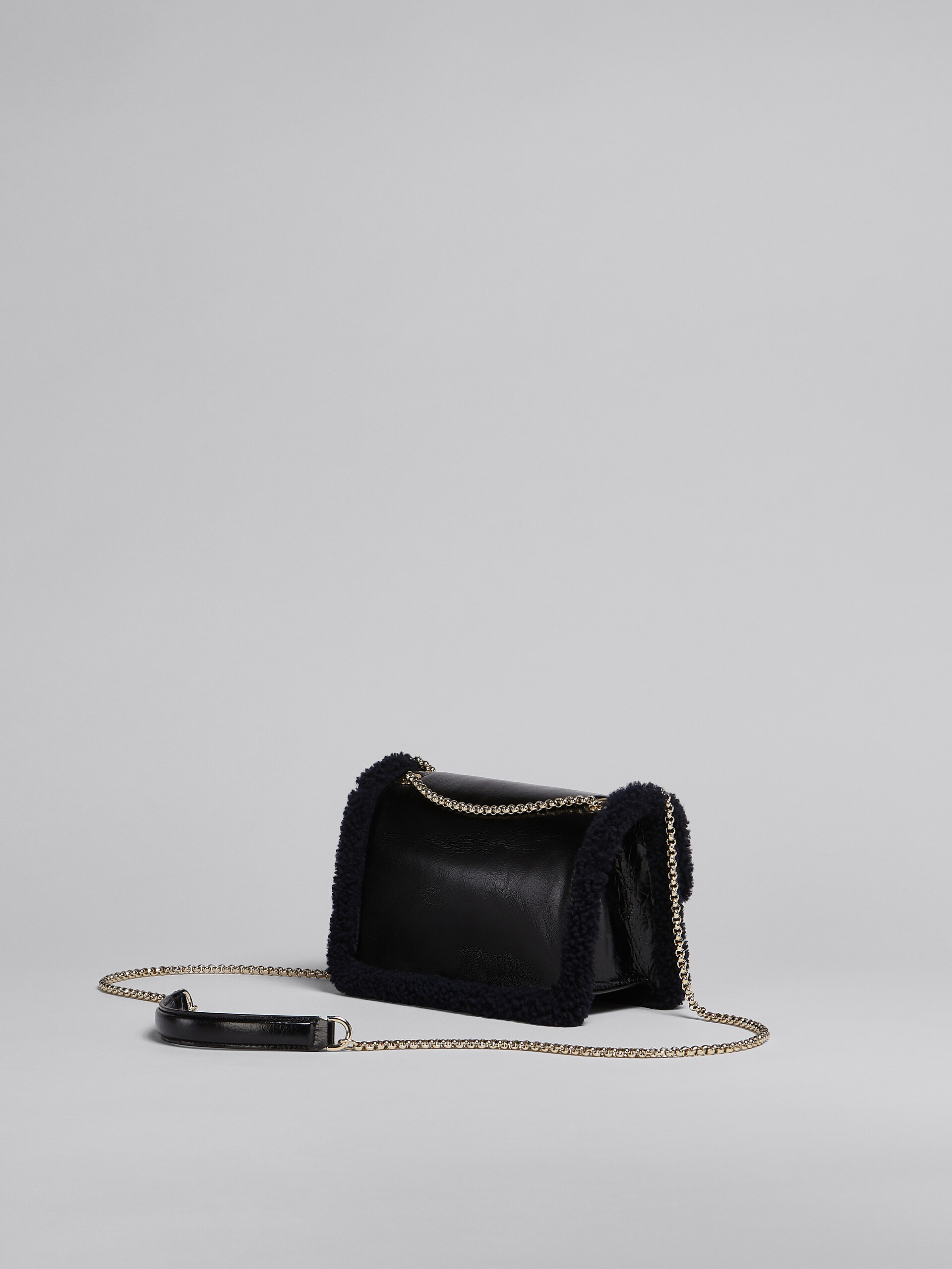 Trunk Envelope Chain in black leather and merinos - Shoulder Bags - Image 3