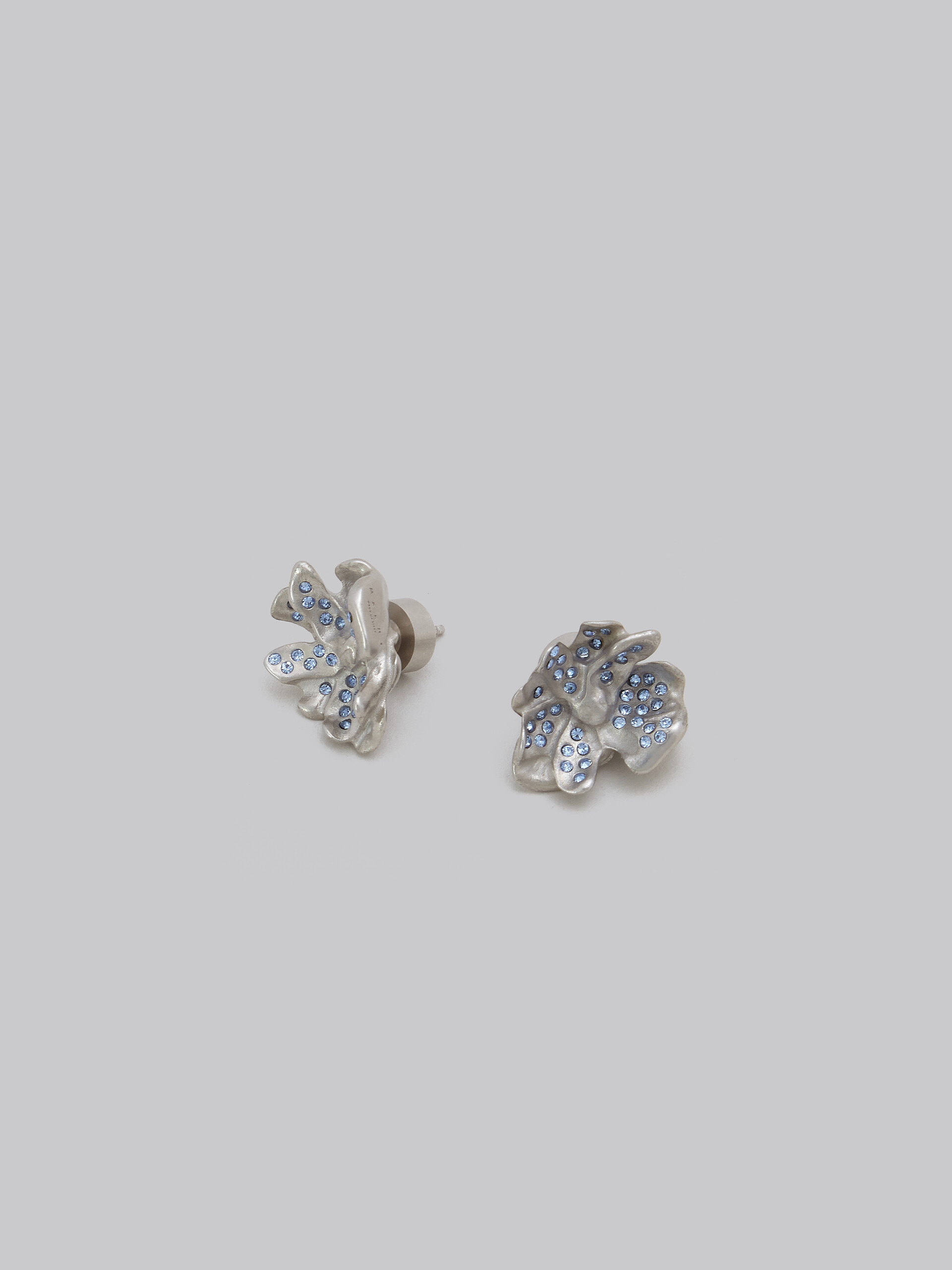 Pendientes de botón metálicos con forma de flor y cristales azules - Pendientes - Image 4