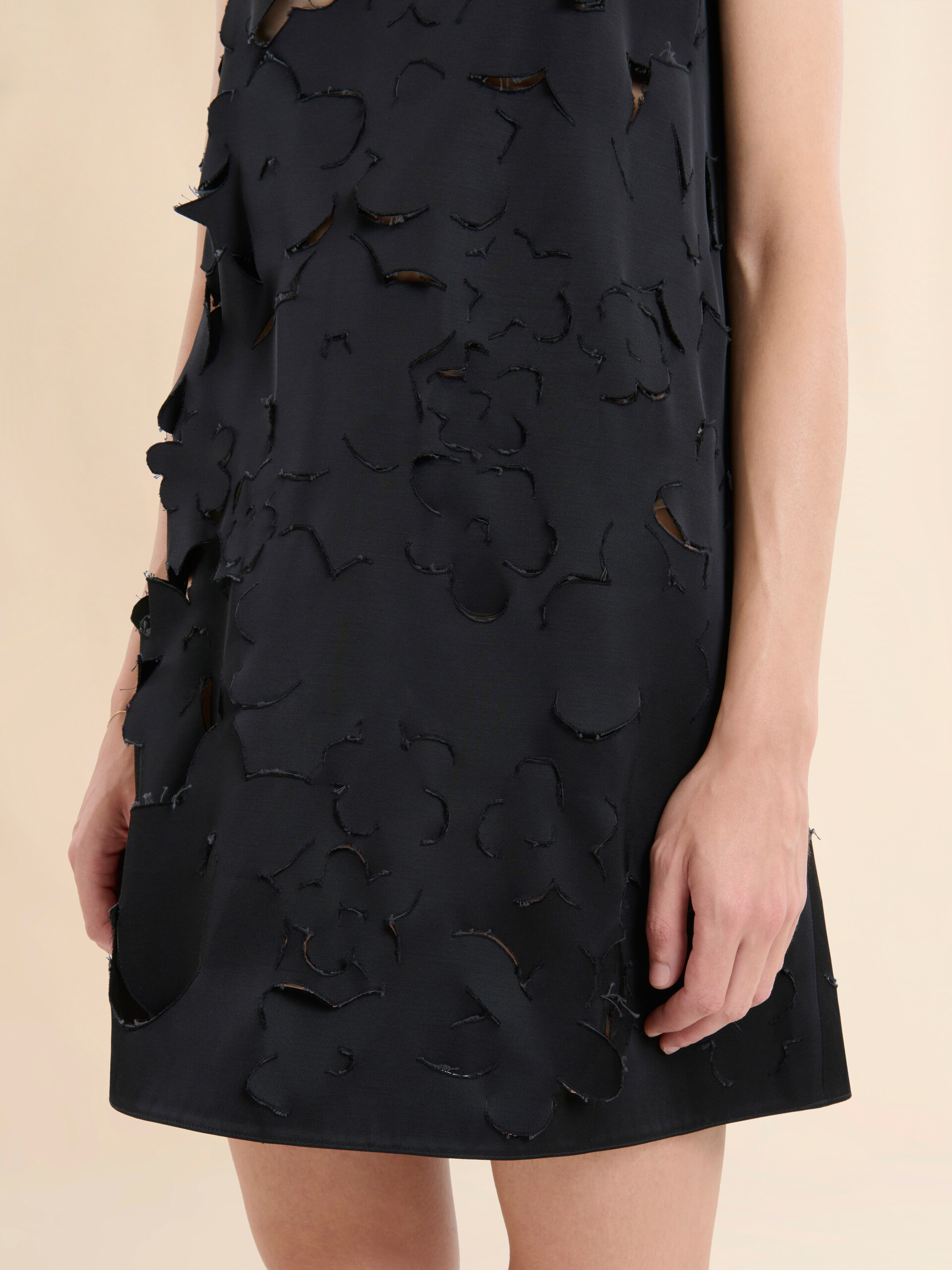 Vestito svasato con dettagli ricamati