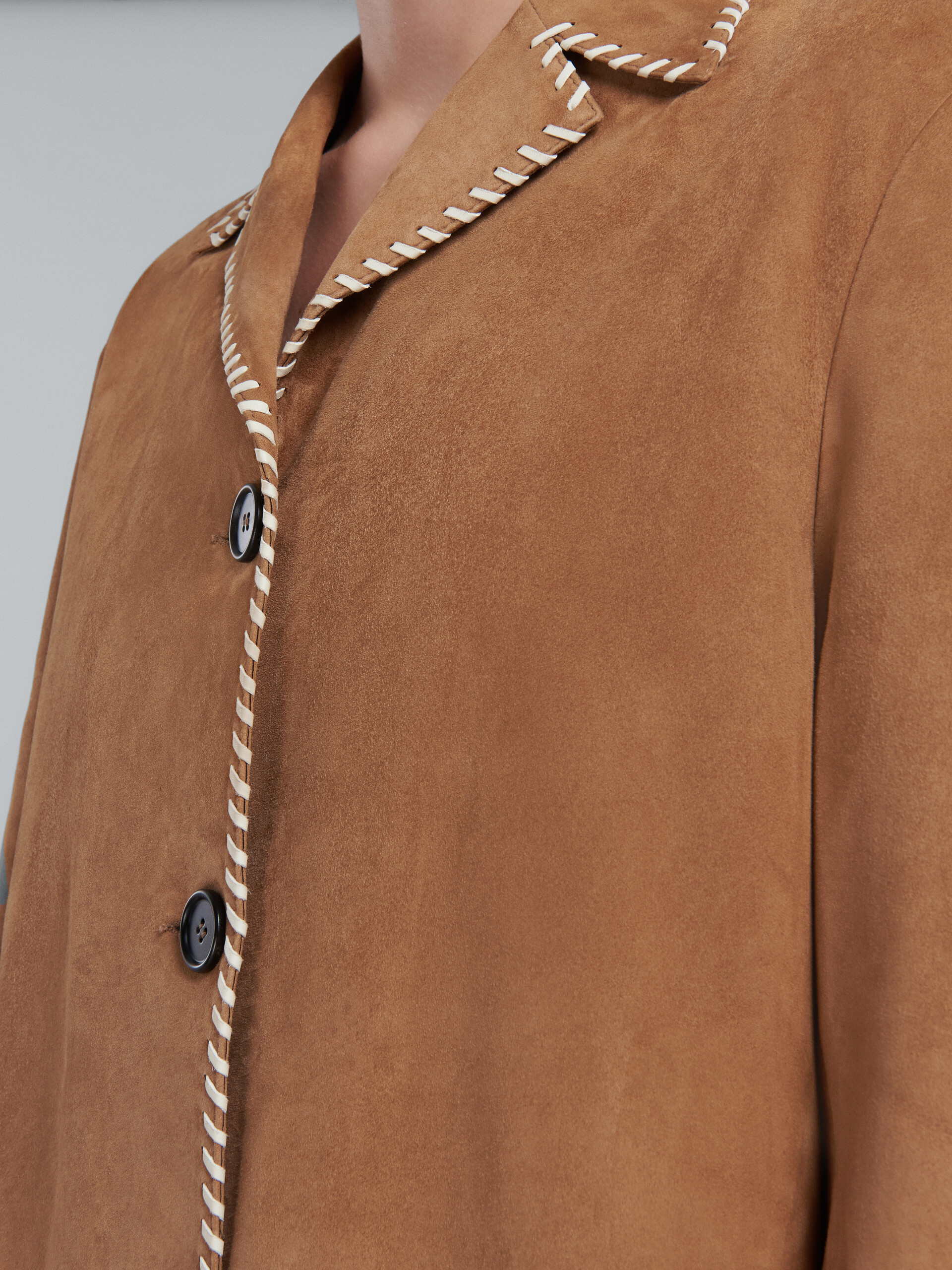 Manteau en daim marron avec surpiqûres en nappa - Vestes - Image 5
