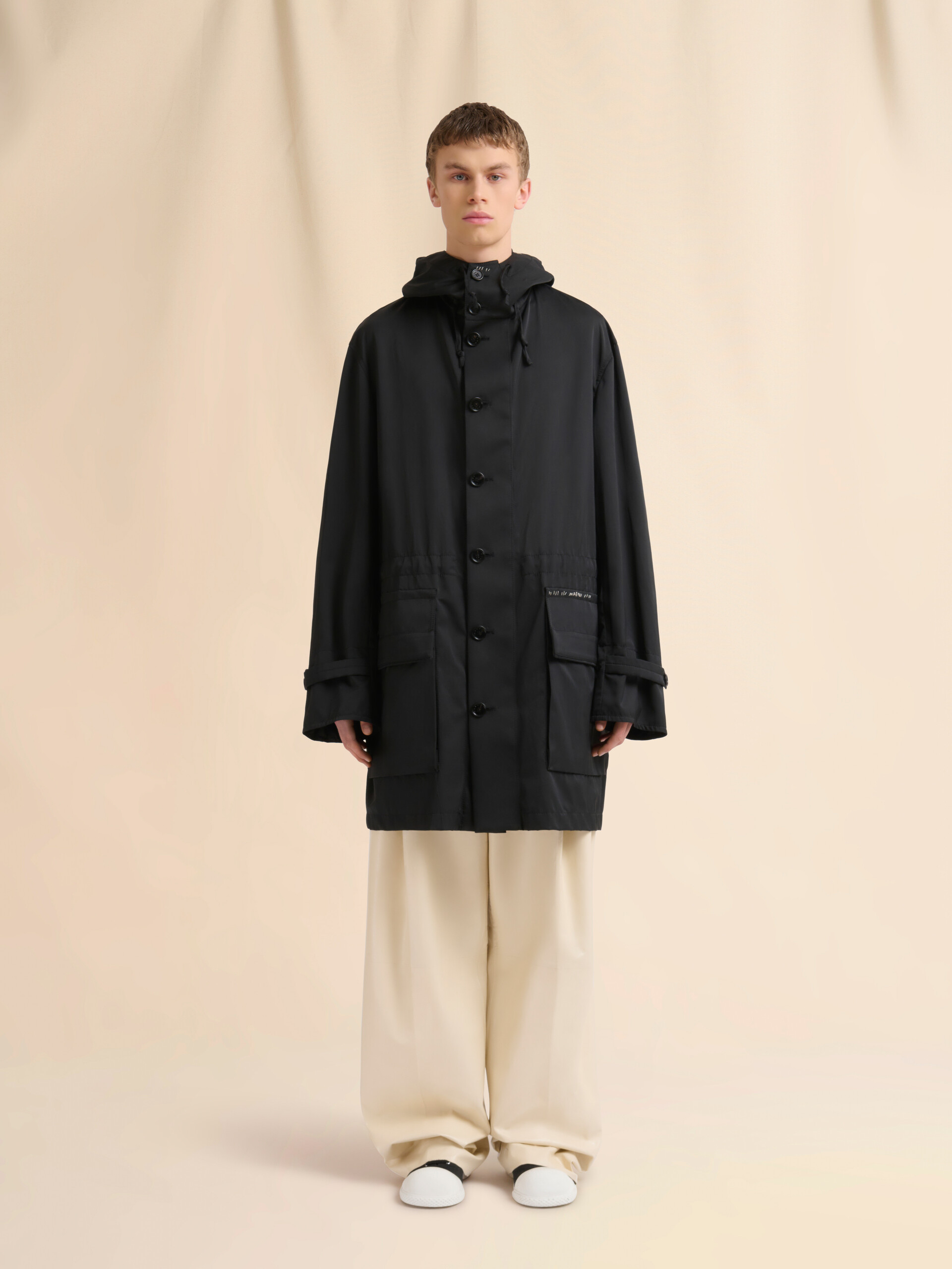 Schwarzer wasserabweisender Parka aus Taft - Mäntel - Image 2