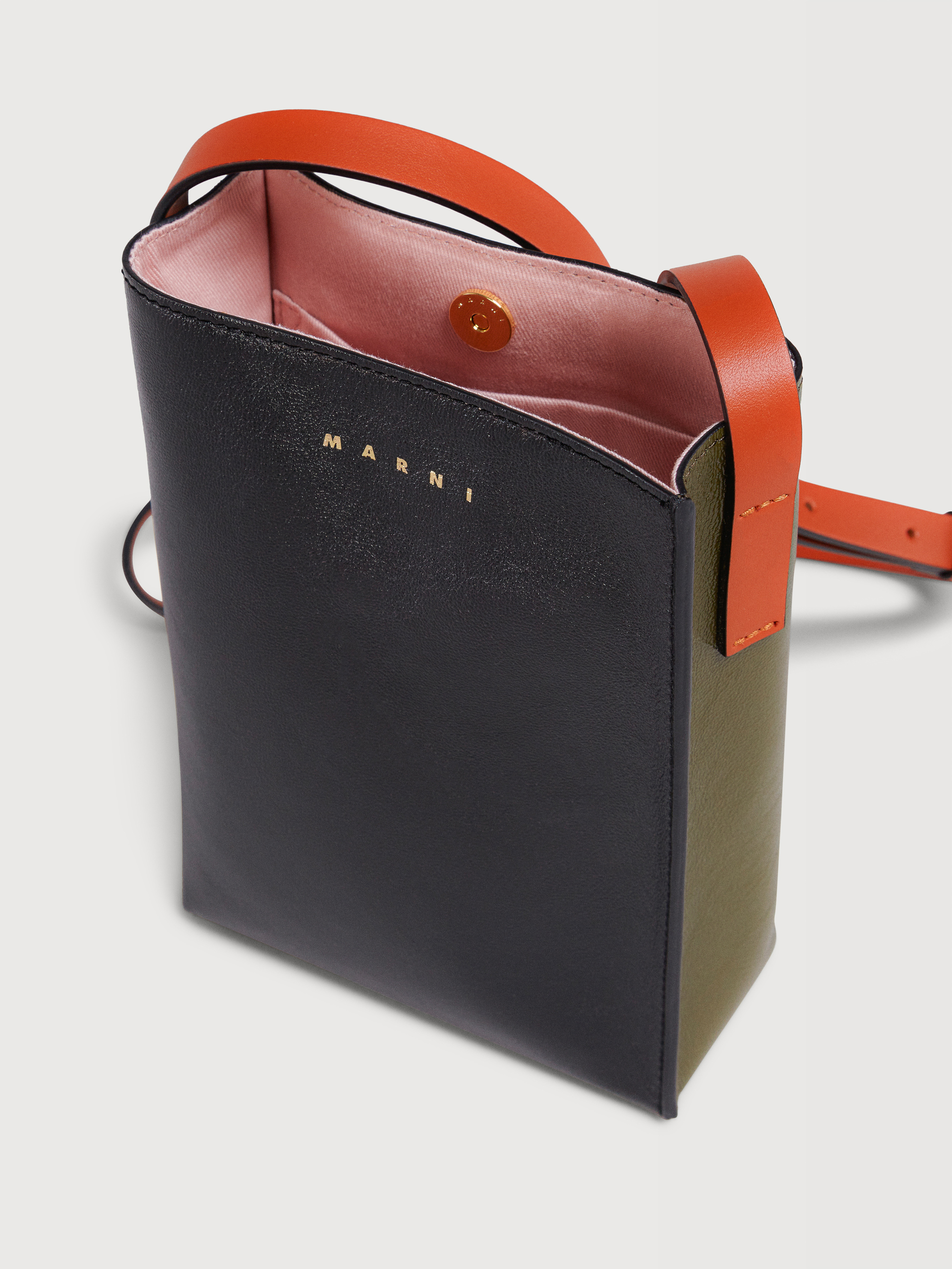 Museo Soft Bag Nano in pelle verde e nera - Borse a spalla - Image 4