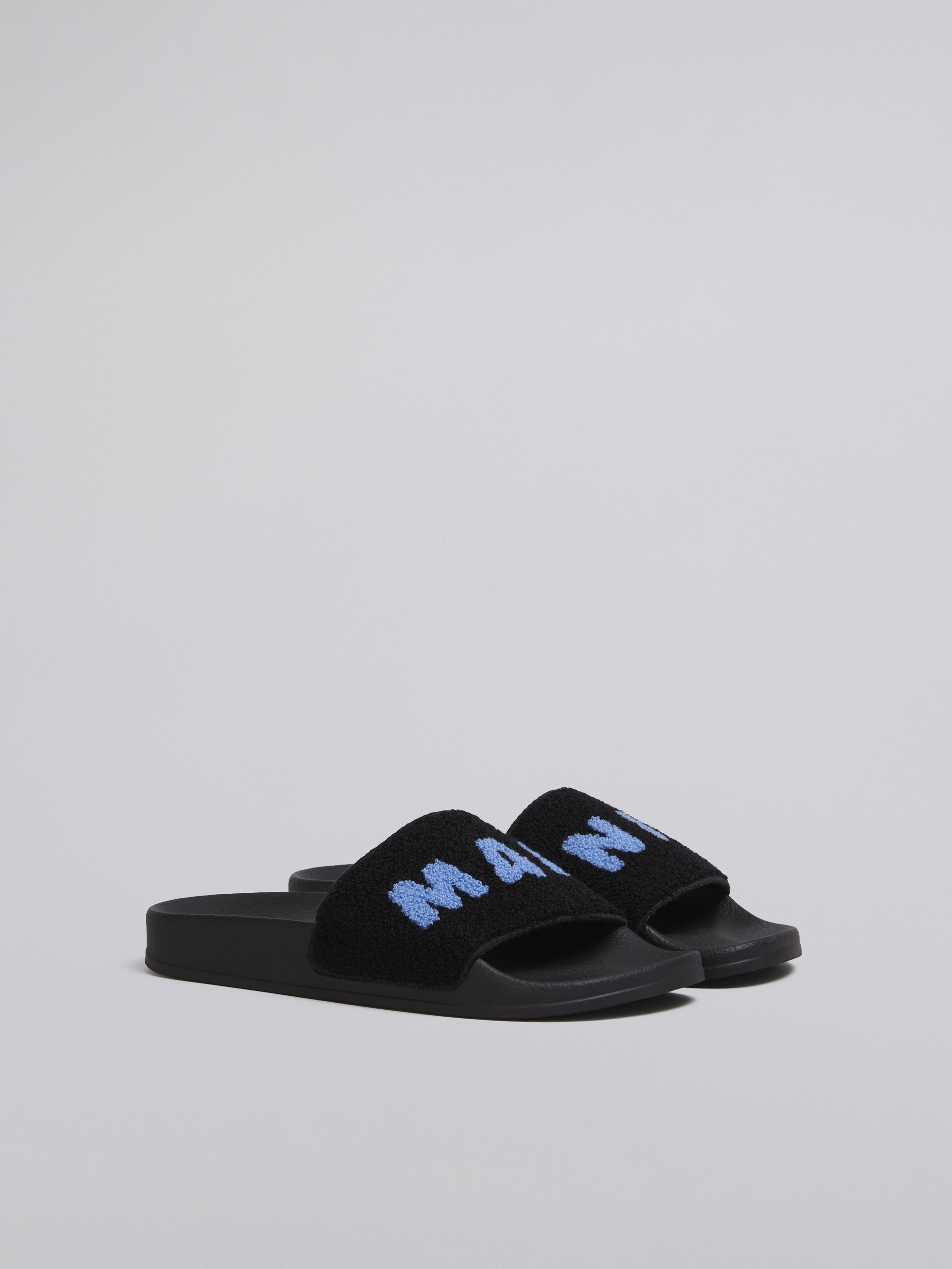 Sandalo in gomma con fascia in spugna nero e blu - Sandali - Image 2