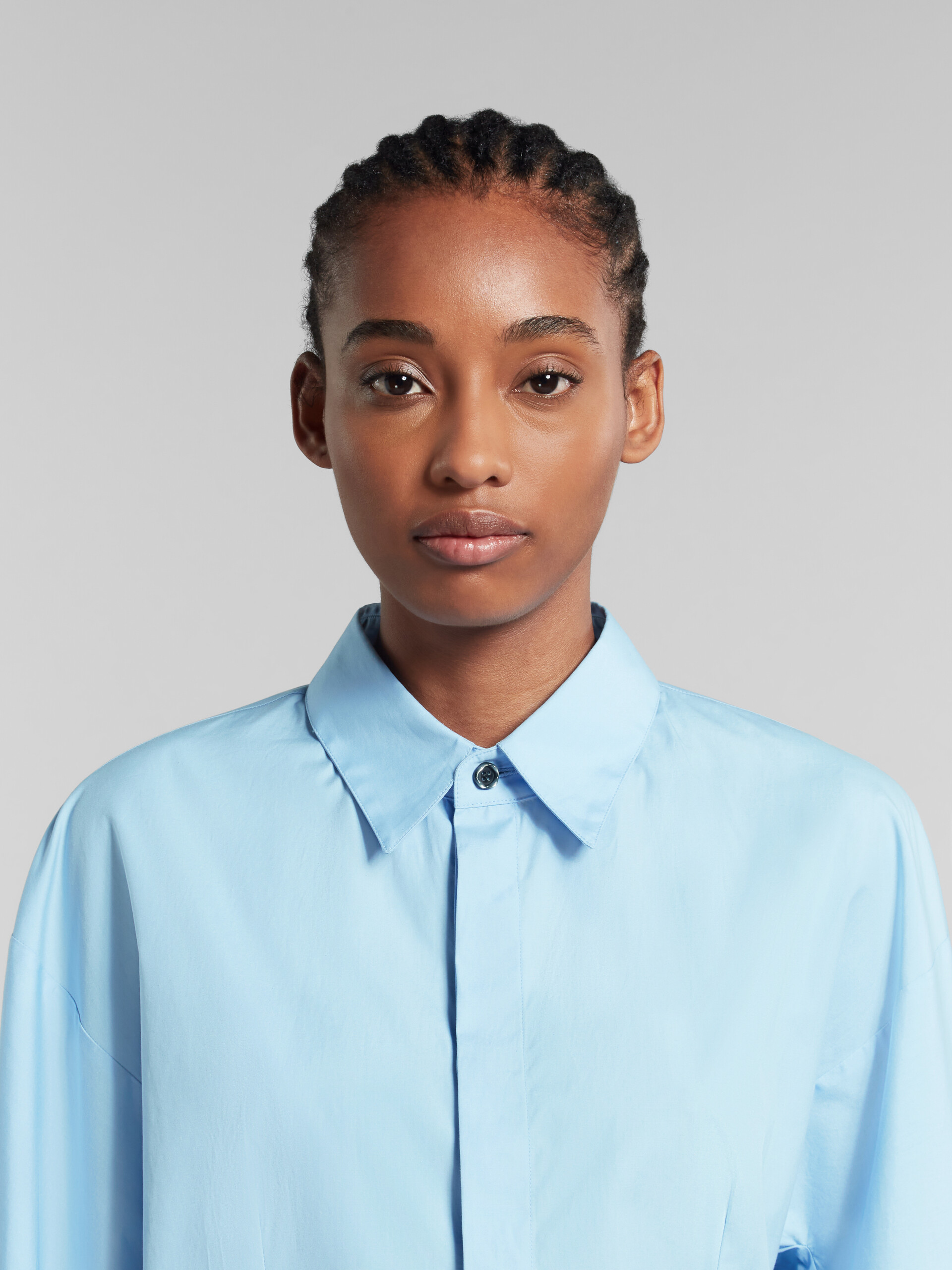 Camicia in popeline biologico blu con schiena arricciata - Camicie - Image 4