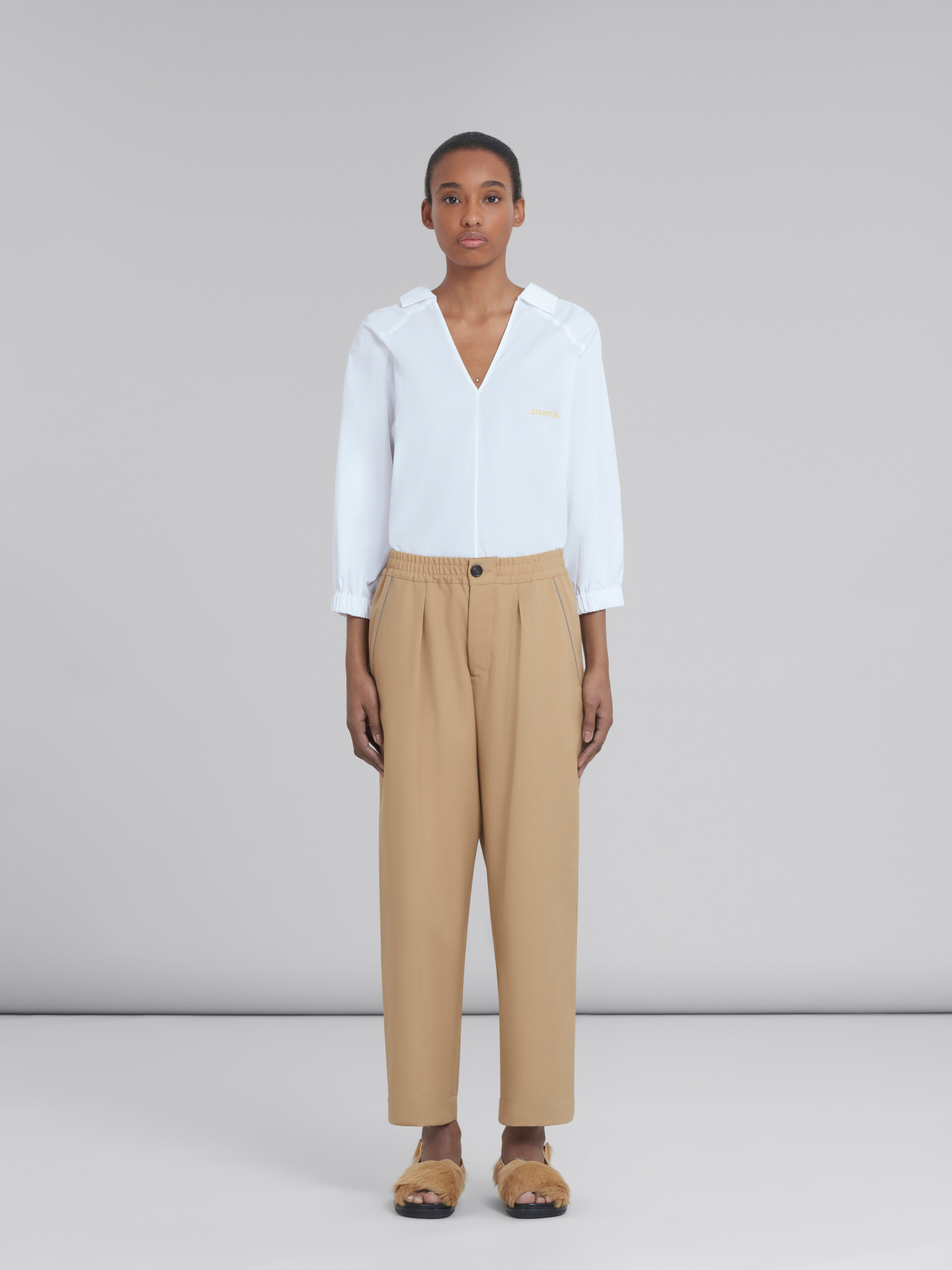 Kurz geschnittene Hose aus beigefarbener Tropenwolle - Hosen - Image 2