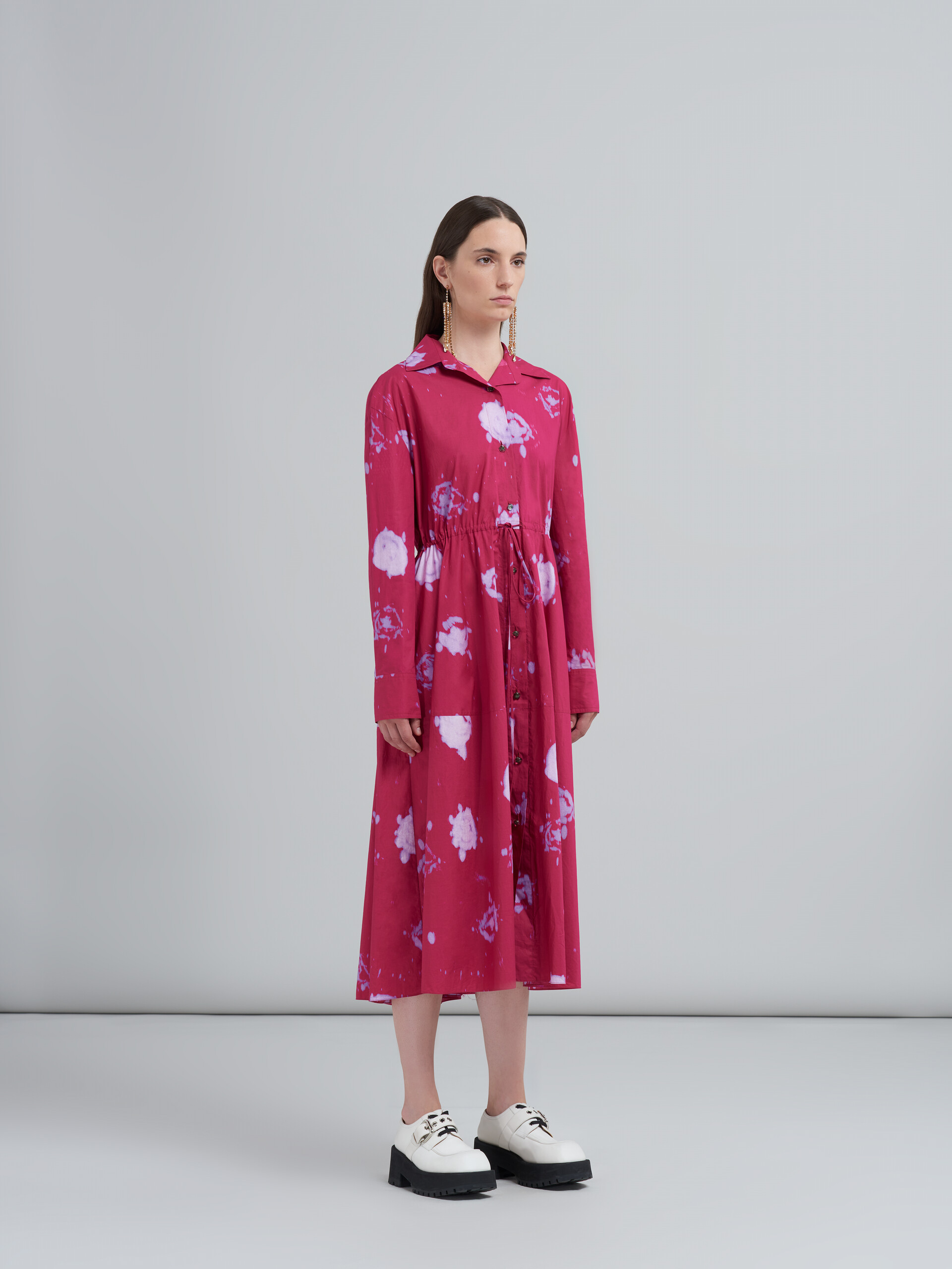 Hemdkleid aus Popeline mit verblasstem Rosenprint - Kleider - Image 6