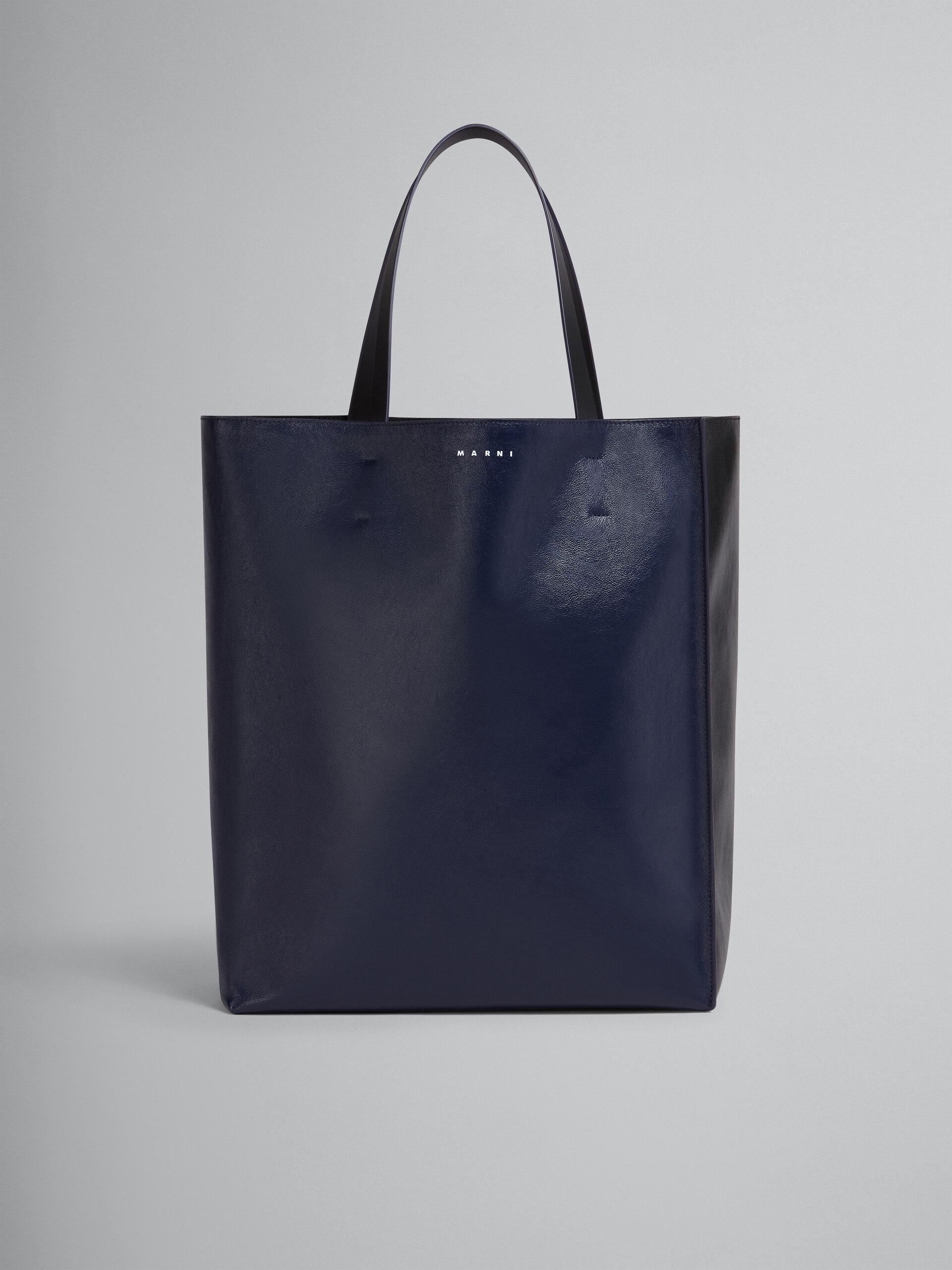 MUSEO SOFT bag grande in pelle lucida blu e nera - Borse shopping - Image 1