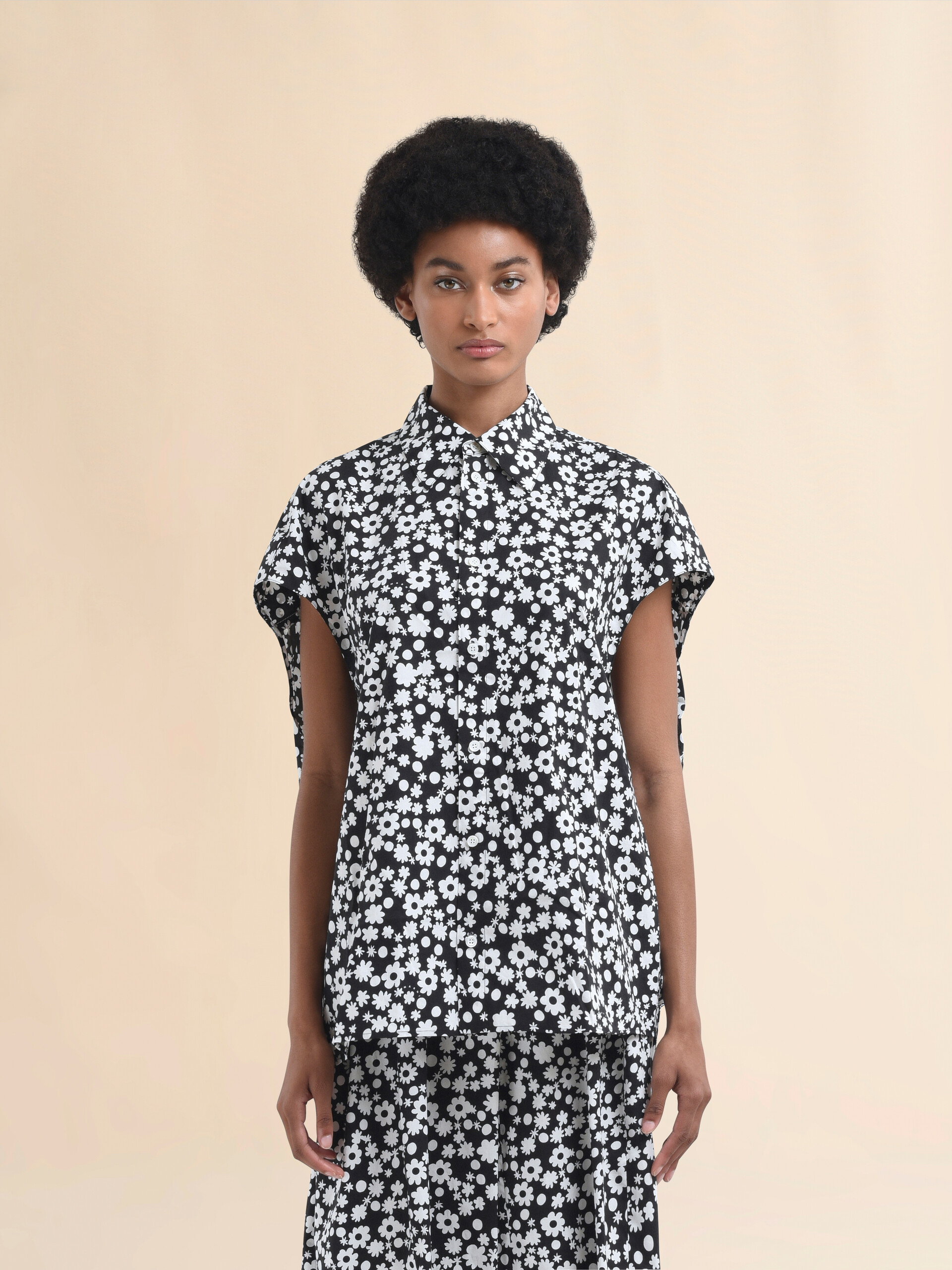 Black and white sleeveless cocoon shirt with Pop Fields motif - Shirts - Image 2