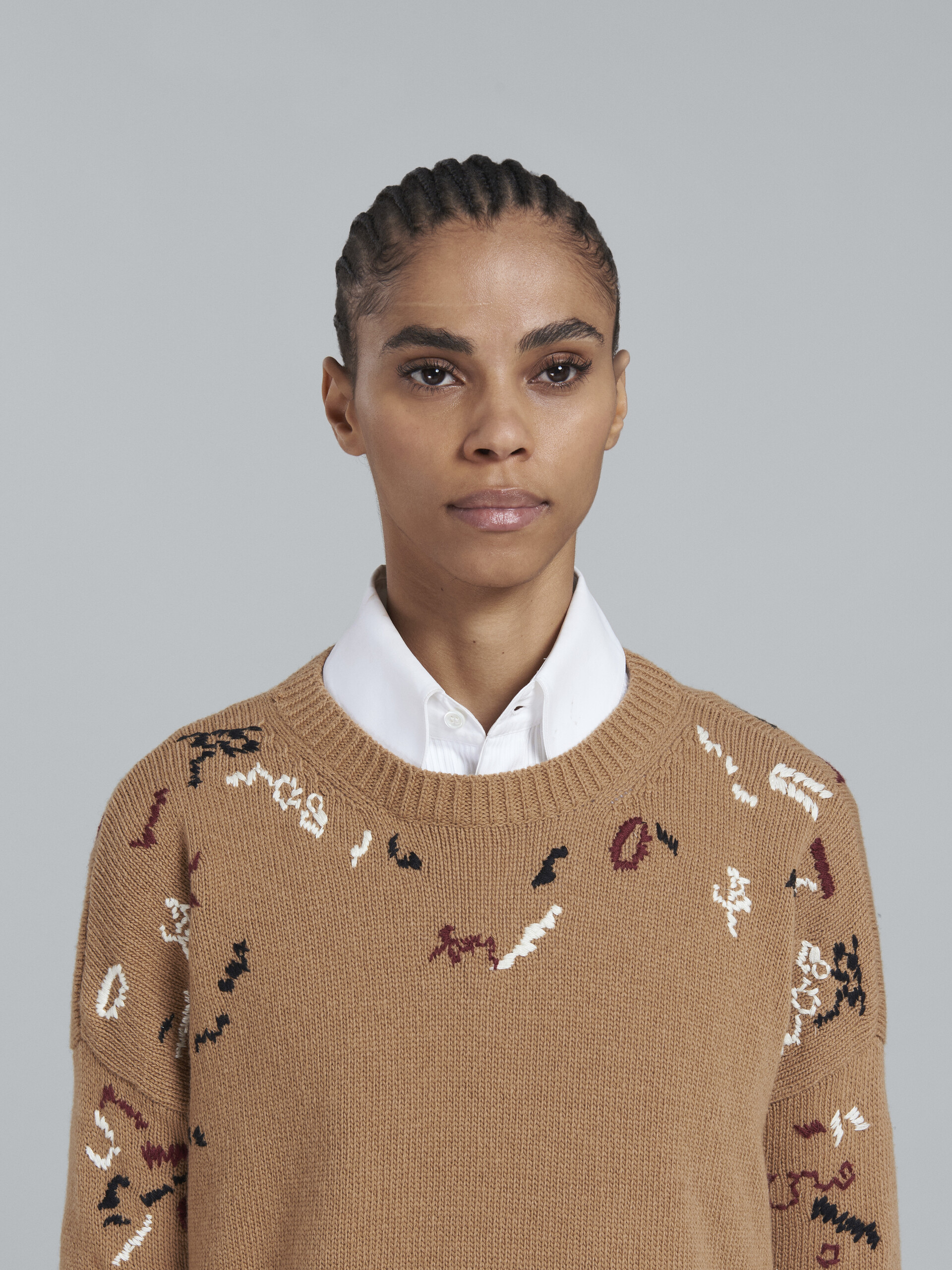 로우 컷 디테일의 베이지 울 스웨터 - Pullovers - Image 4