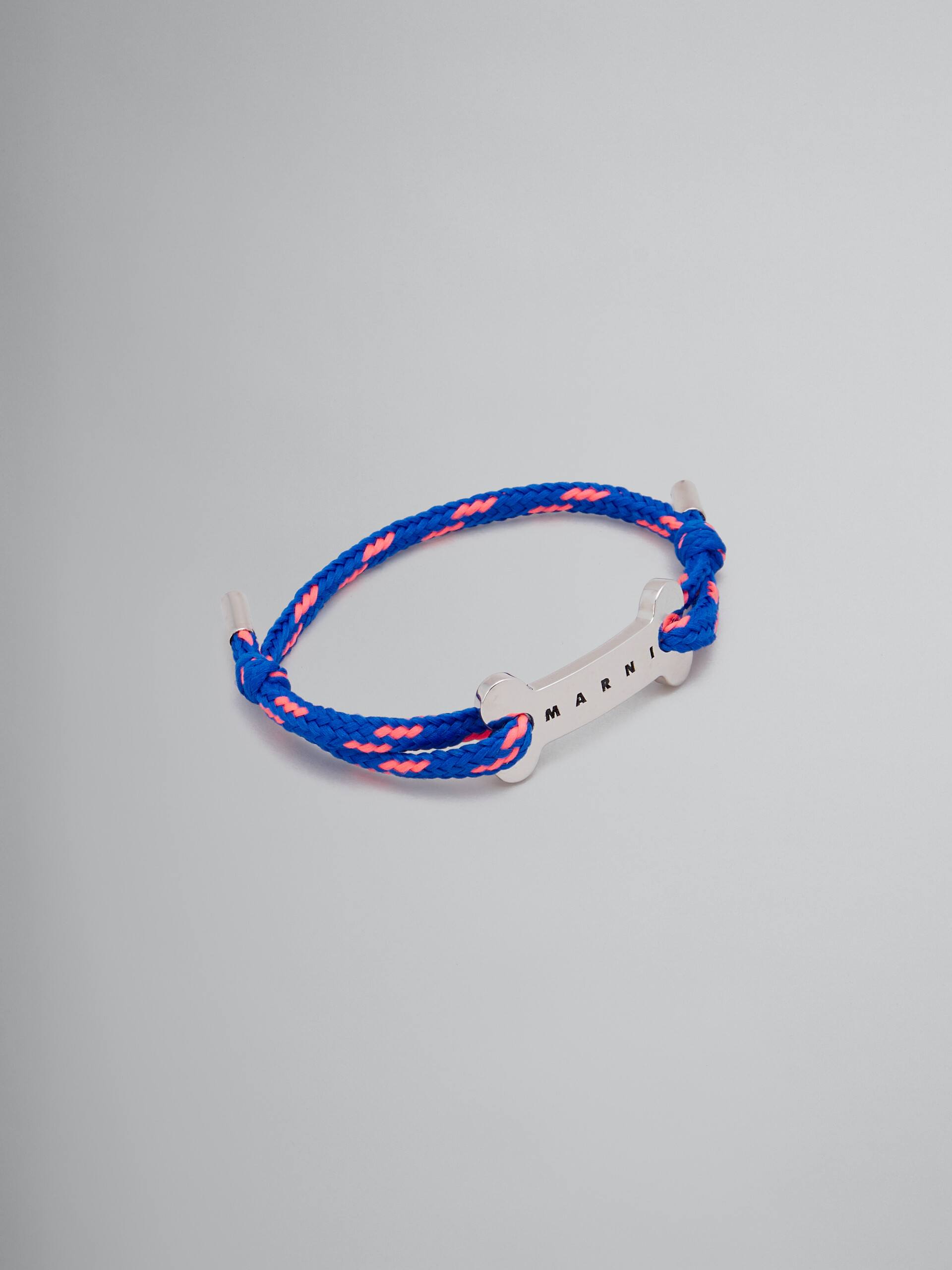Bracelet en lacet bleu avec plaque en forme d’os - Bracelets - Image 1