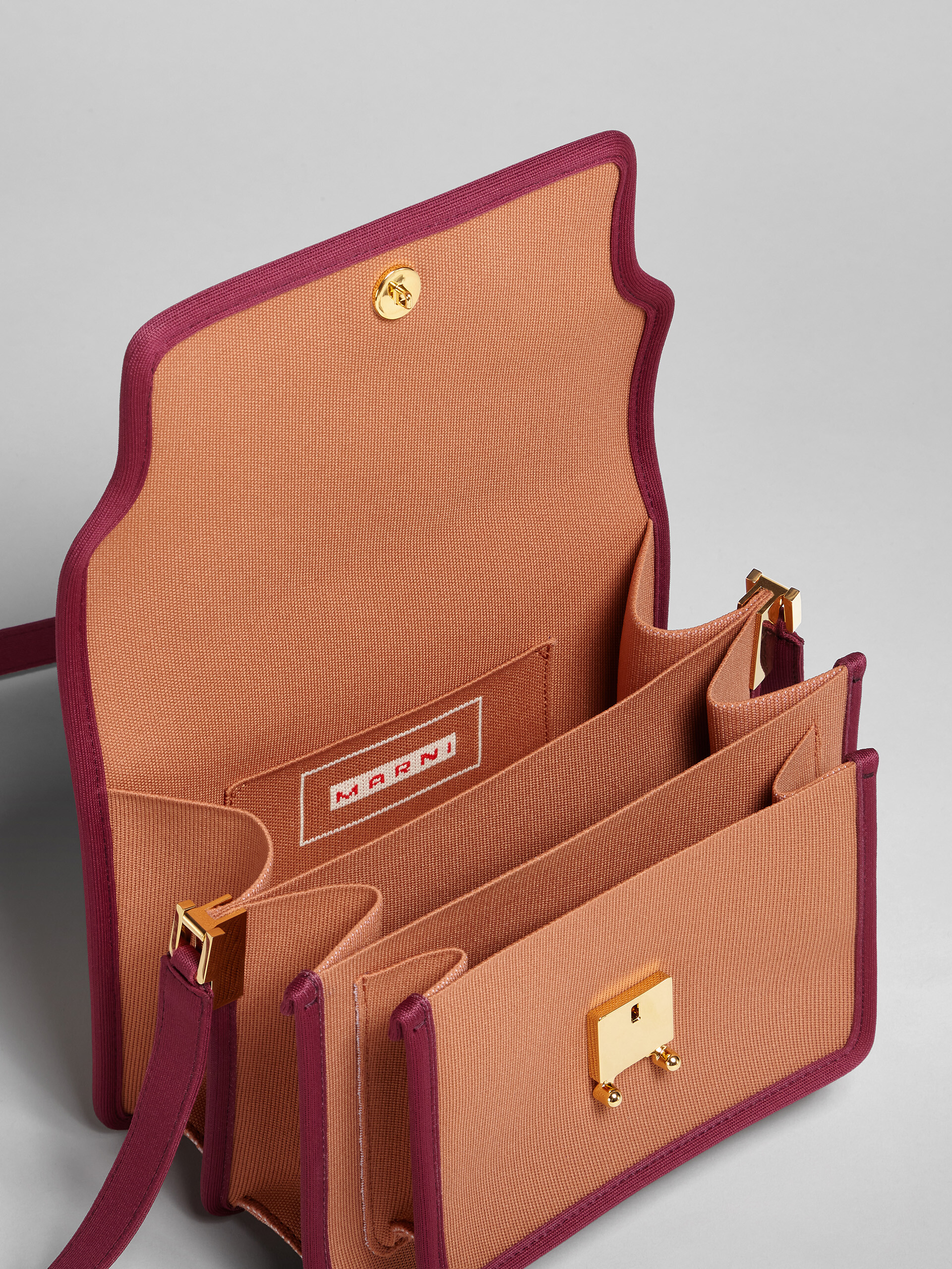 브라운 및 퍼플 자카드 TRUNK SOFT 미디엄 백 - Shoulder Bag - Image 4