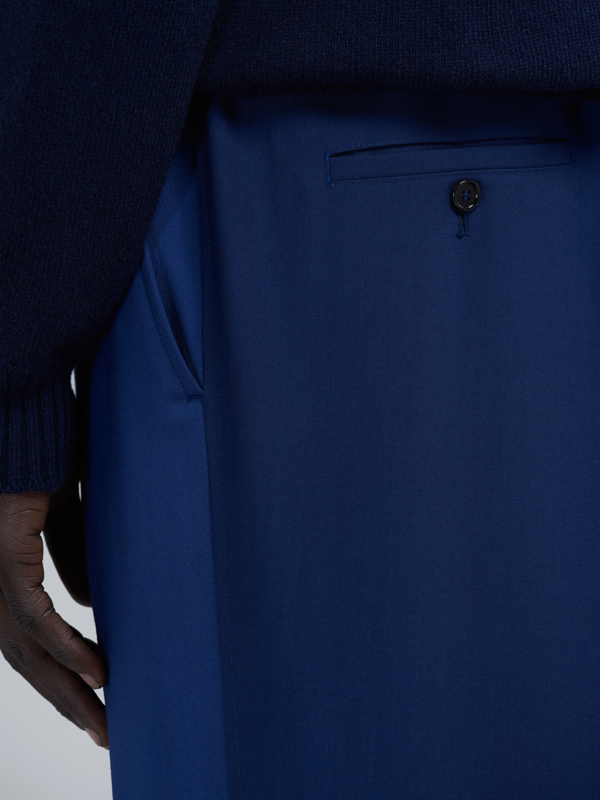Blaue Hose aus Tropenwolle im Blockfarbendesign - Hosen - Image 4