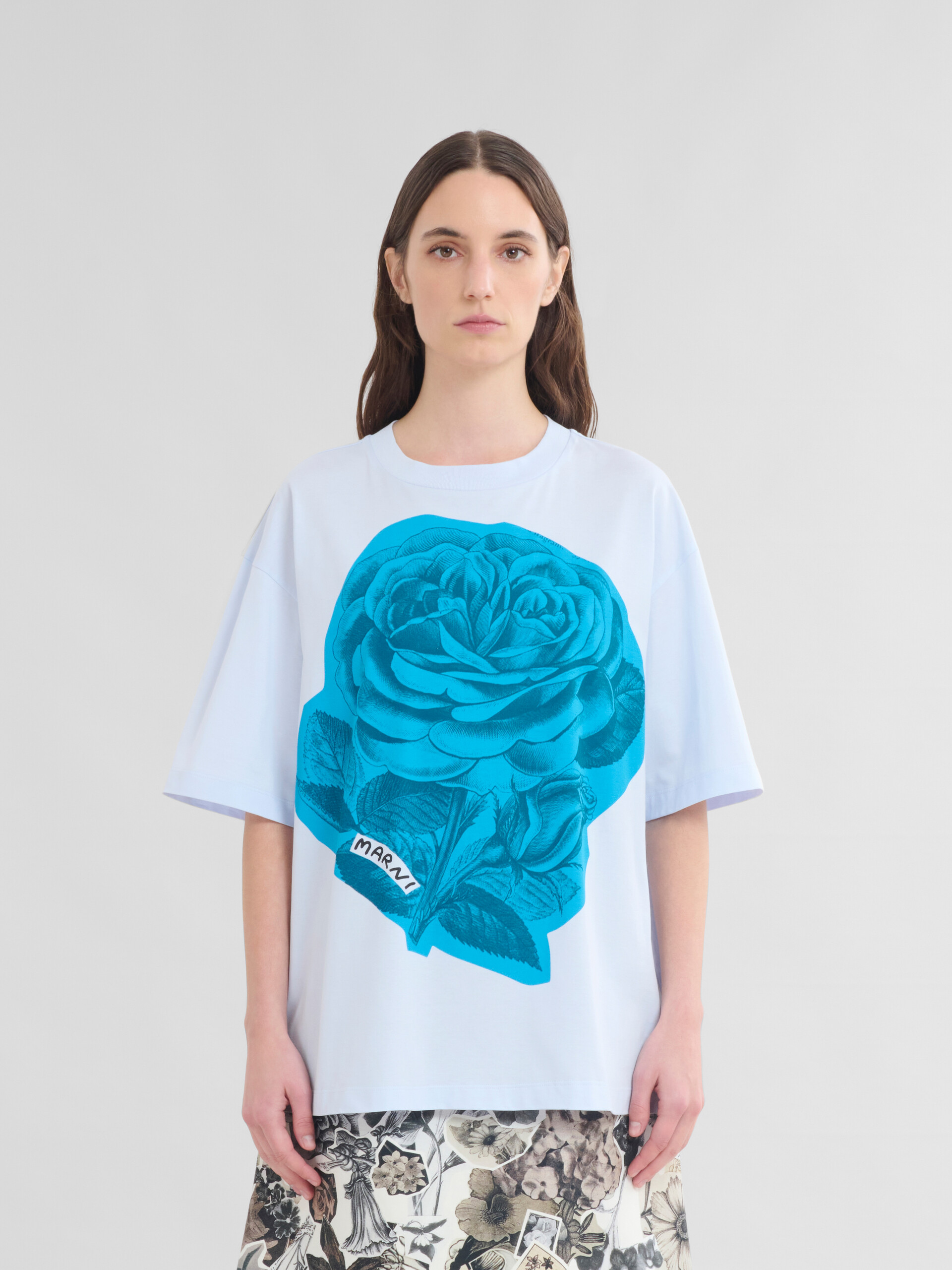 T-shirt en coton bleu avec très grand imprimé fleuri - T-shirts - Image 2
