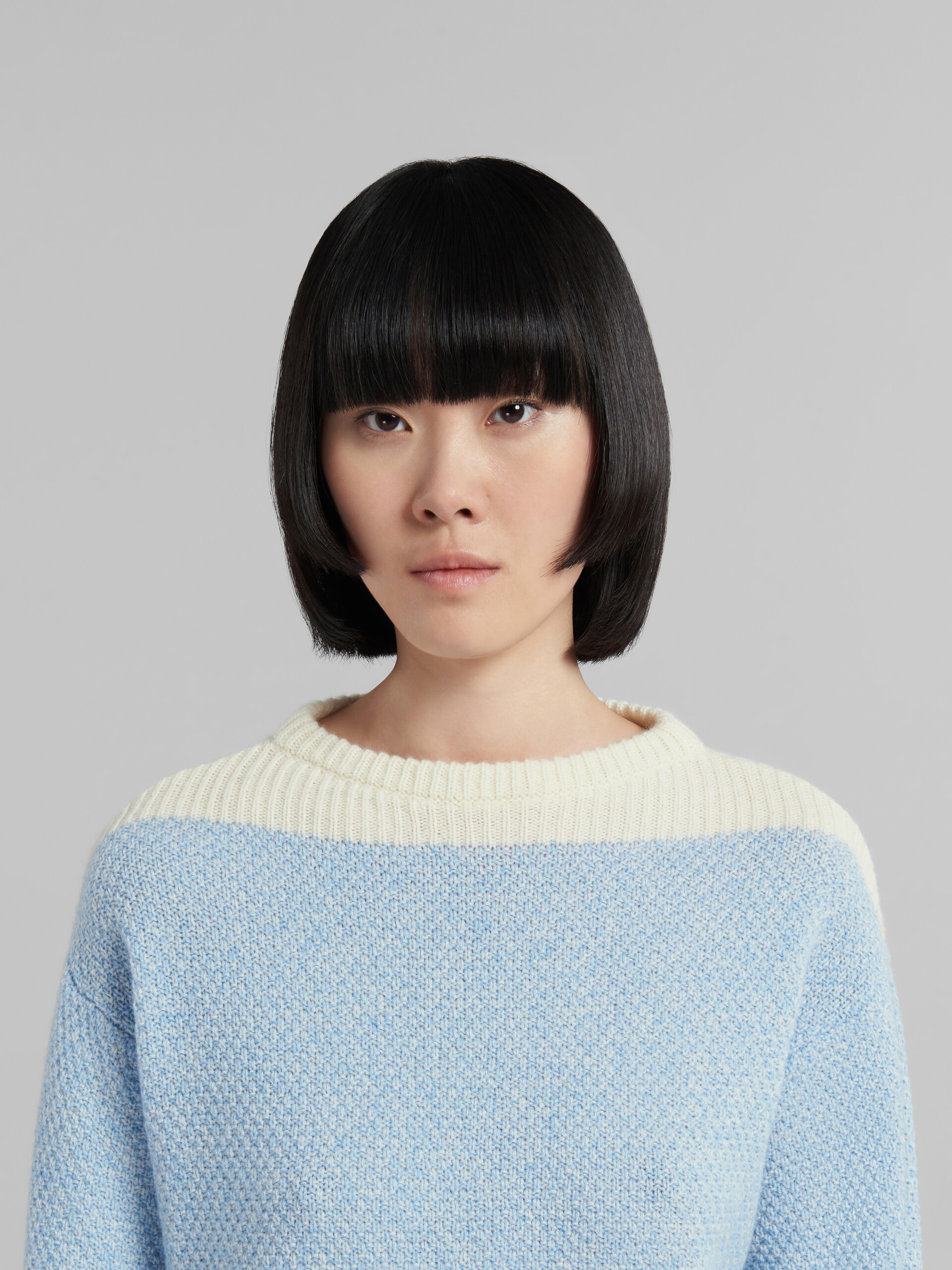 대비를 이루는 네크라인이 돋보이는 라이트 블루 박시 울 점퍼 - 풀오버 - Image 4