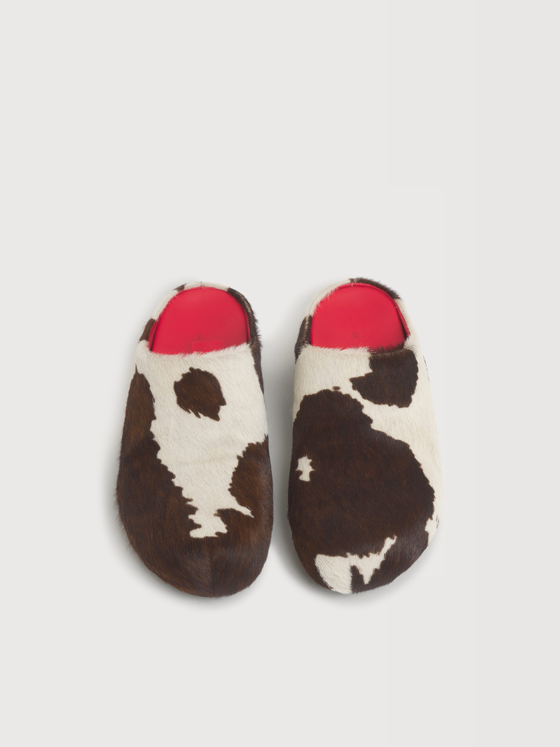 White and brown cow-print ponyhair Fussbett sabot - Sandals - Image 4