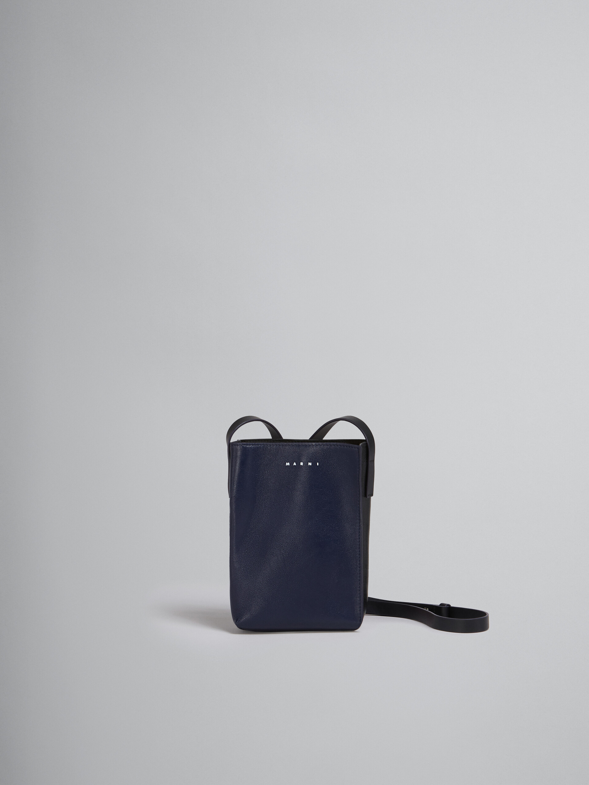 MUSEO SOFT bag piccola in pelle lucida blu e nera - Borse a spalla - Image 1