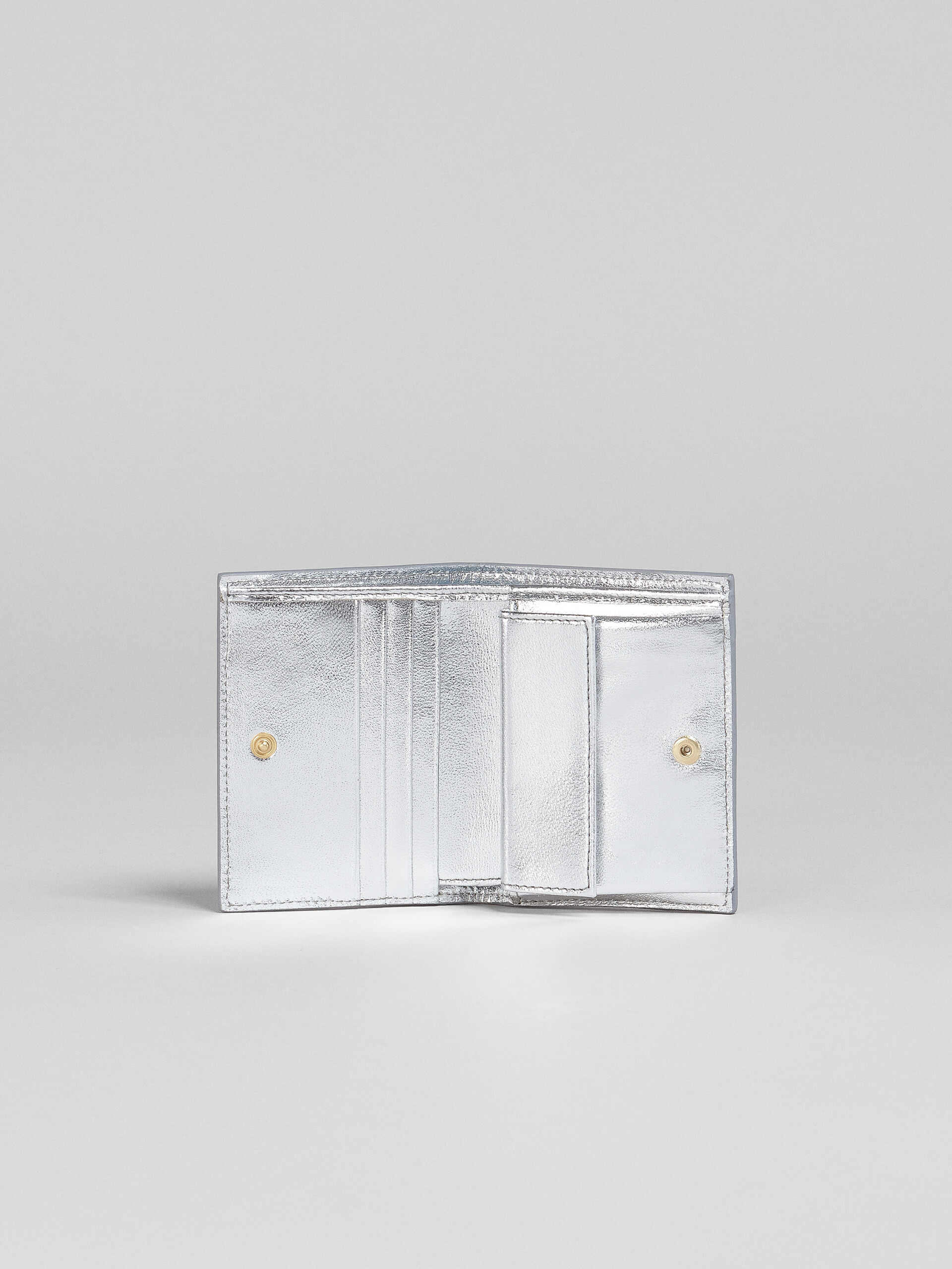 Portafoglio bi-fold in nappa metallizzata argento - Portafogli - Image 2