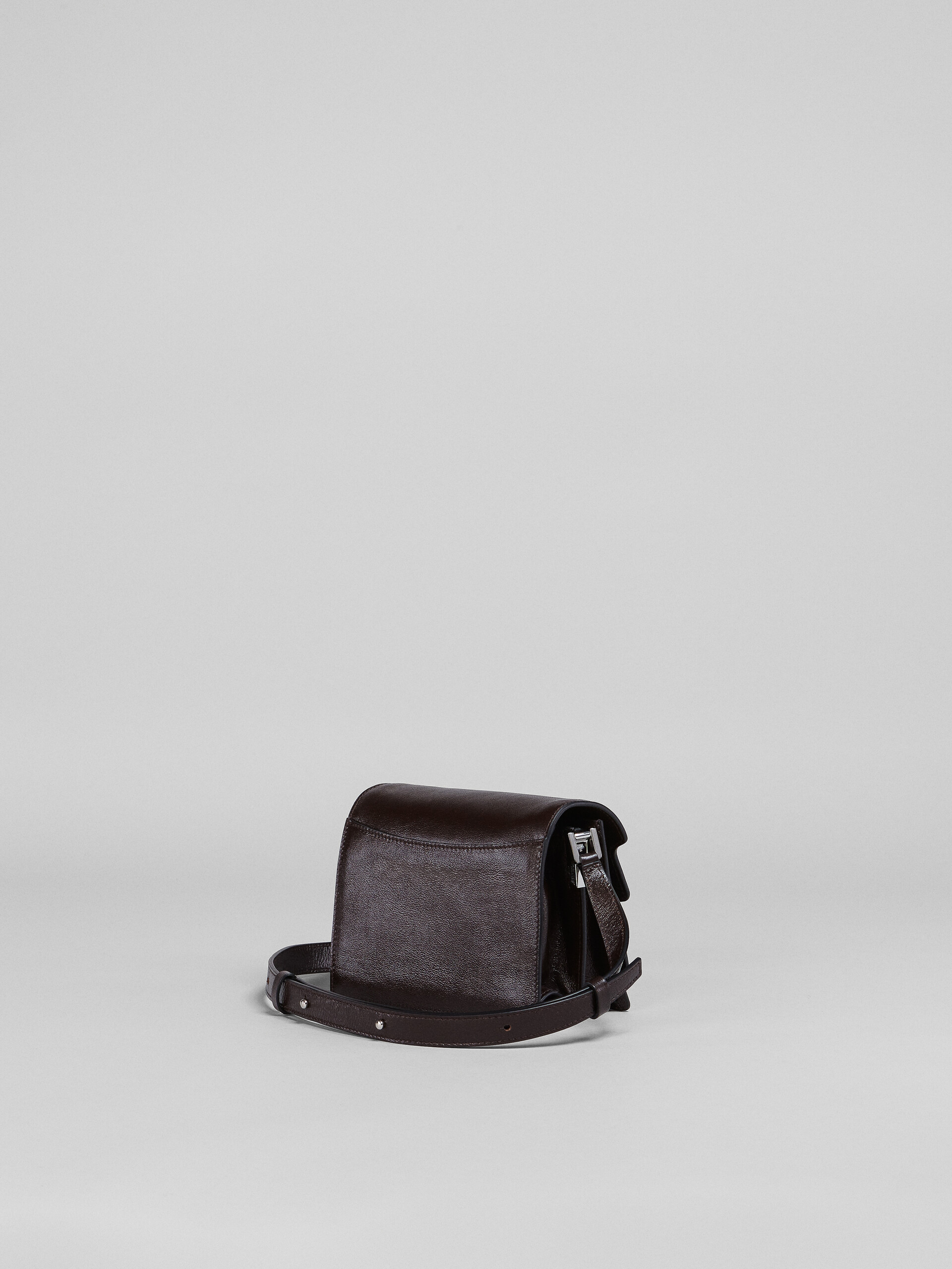 Mini sac à bandoulière TRUNK SOFT en cuir de veau marron - Sacs portés épaule - Image 3