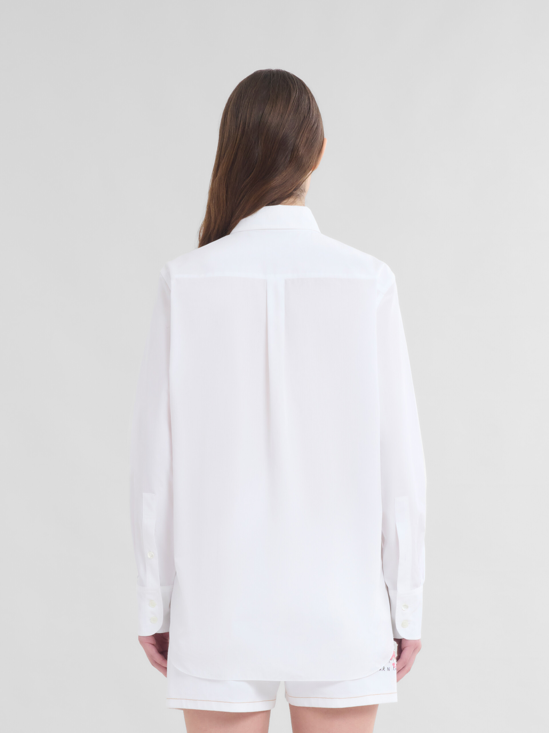Camisa blanca de popelina ecológica con parches en forma de flor - Camisas - Image 3