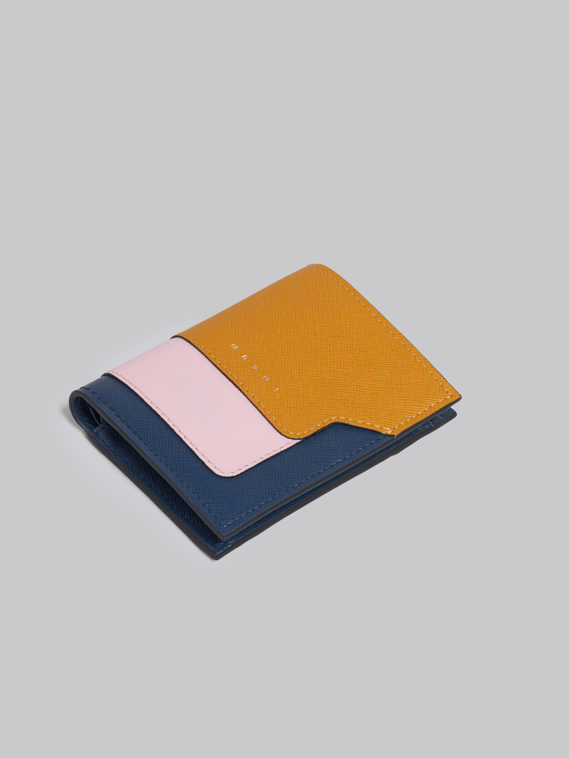 Portefeuille à deux volets en cuir de veau saffiano orange, rose et bleu - Portefeuilles - Image 5