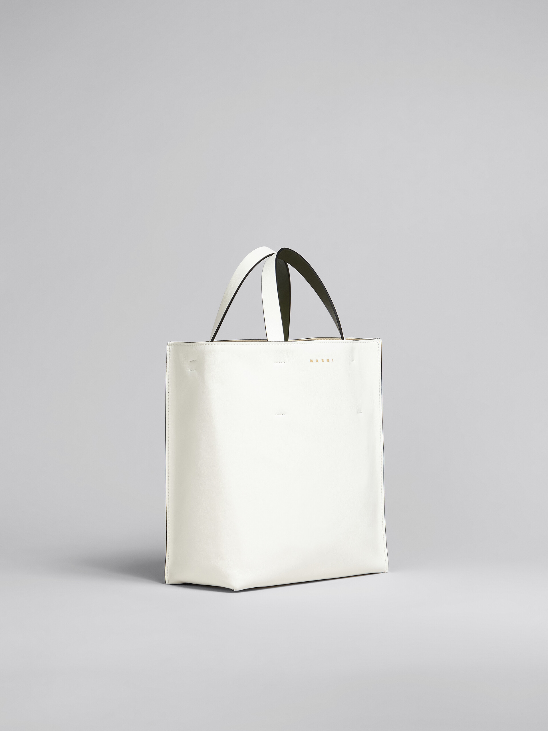 Museo Soft Bag Piccola in pelle nera e bianca - Borse shopping - Image 6