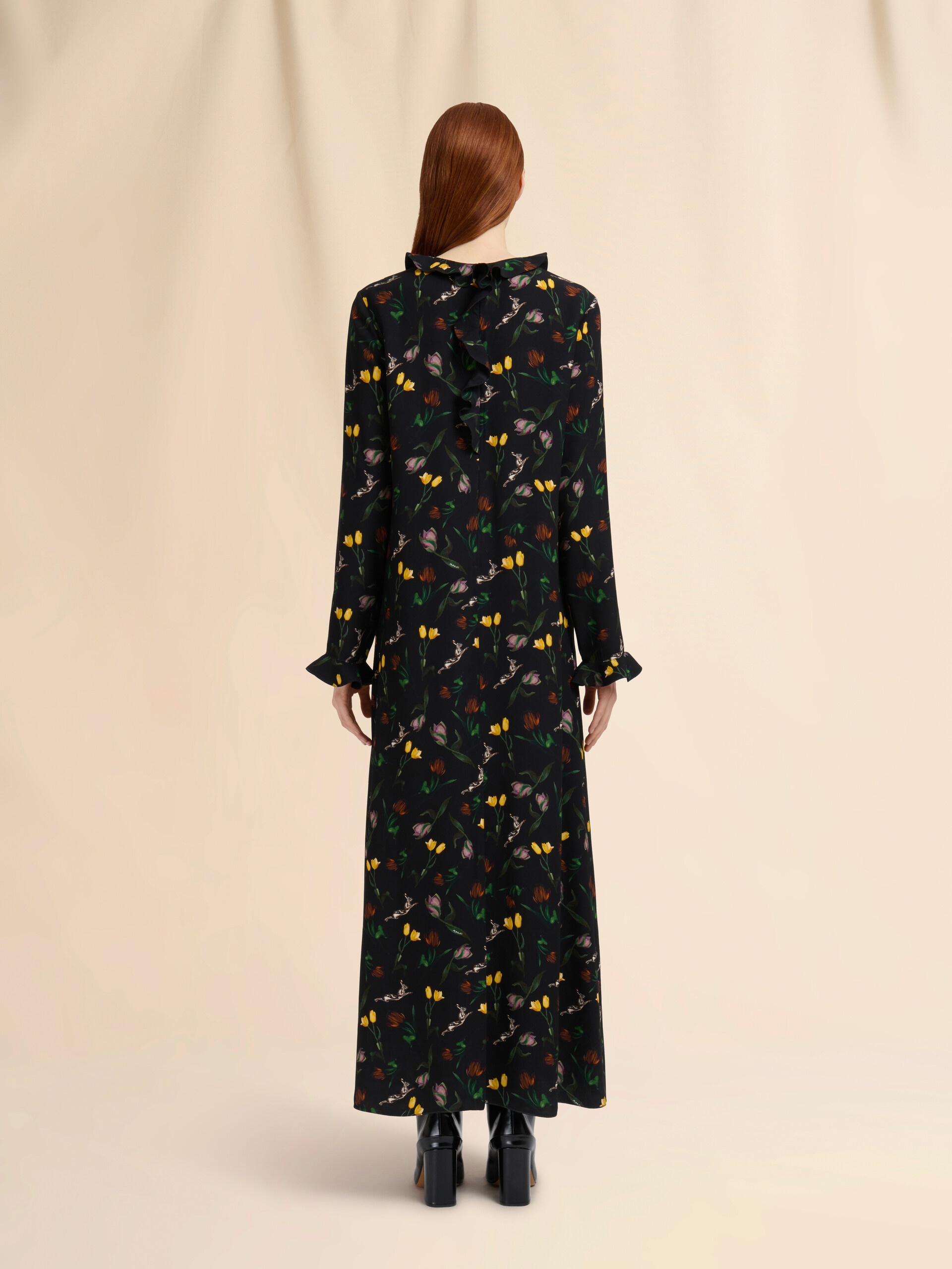 Maxikleid aus schwarzem Envers-Satin mit Tulpen- und Hasenprint - Kleider - Image 3