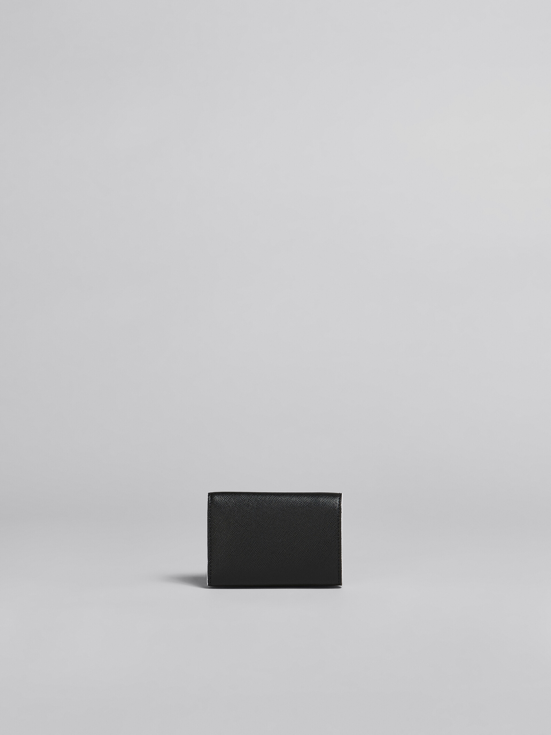 Dreifache Faltbrieftasche aus schwarzem Saffiano-Leder mit Nieten - Brieftaschen - Image 3