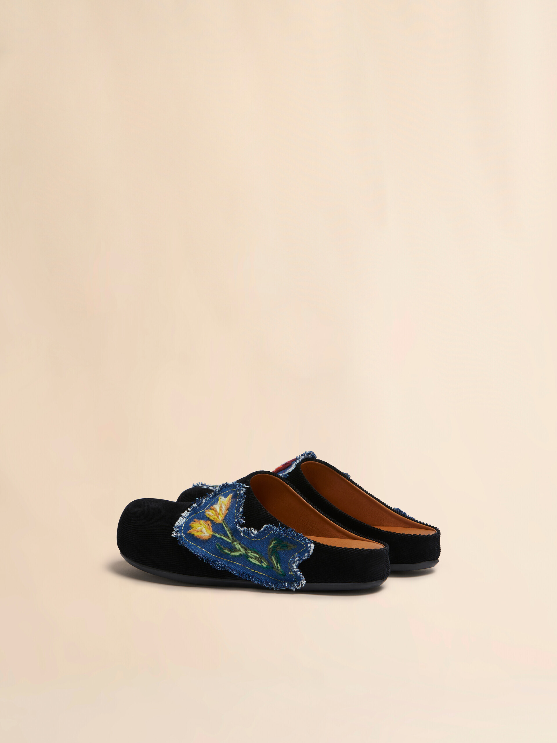 Schwarze Fussbett-Pantoletten aus Kord mit Denim-Applikationen - Sandalen - Image 3