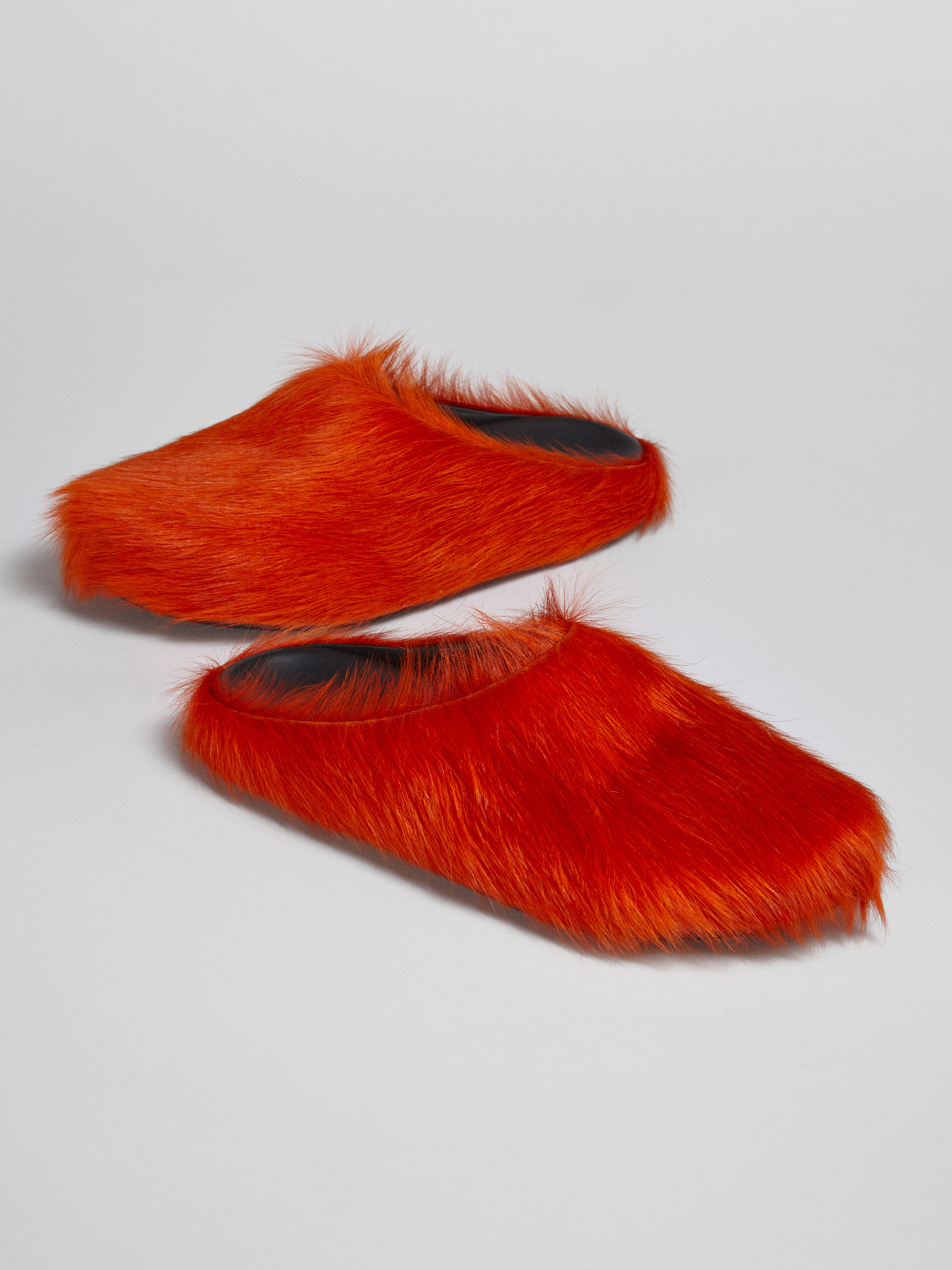 Zueco fussbett de piel naranja con efecto pelo - Zuecos - Image 5