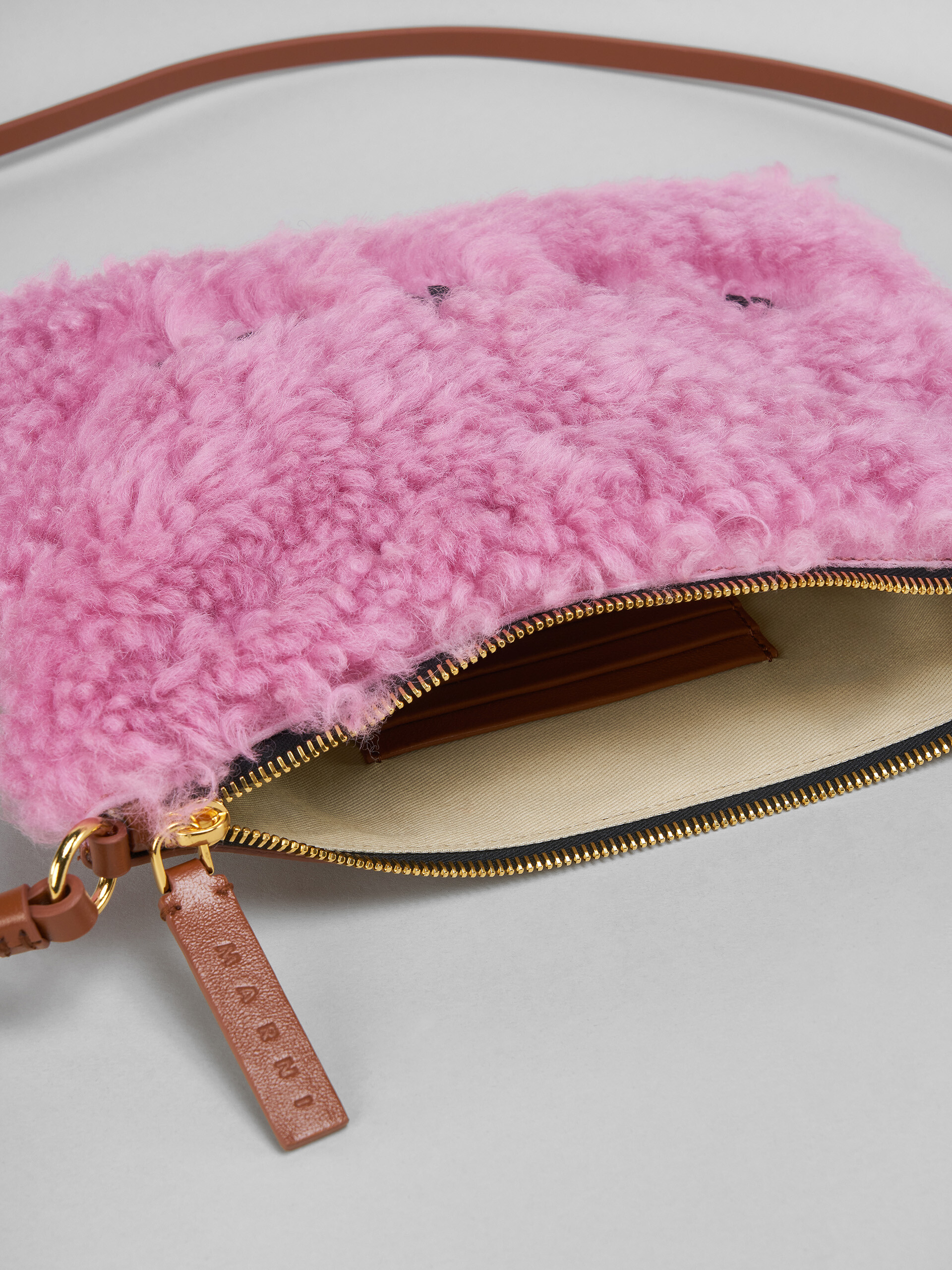 Pink shearling and leather pouch - Pochette - Image 4