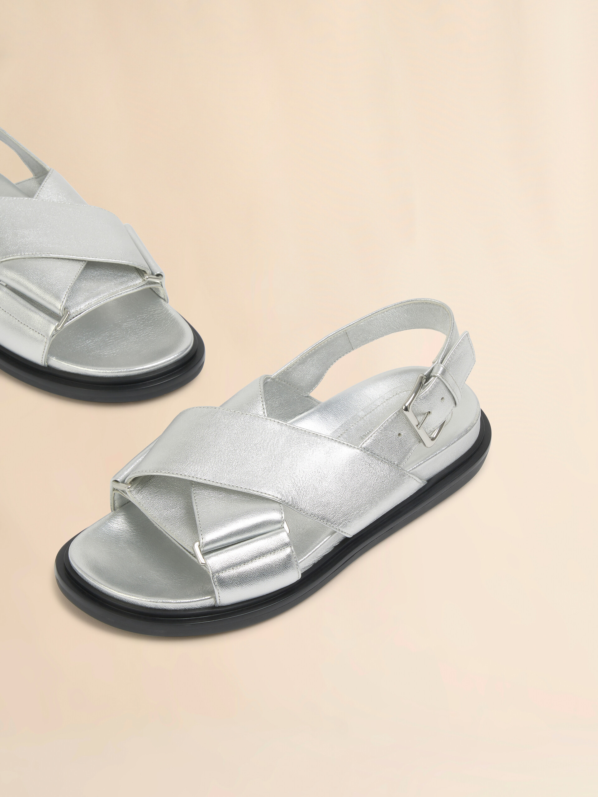 Silberfarbenes Leder-Fussbett - Sandalen - Image 5