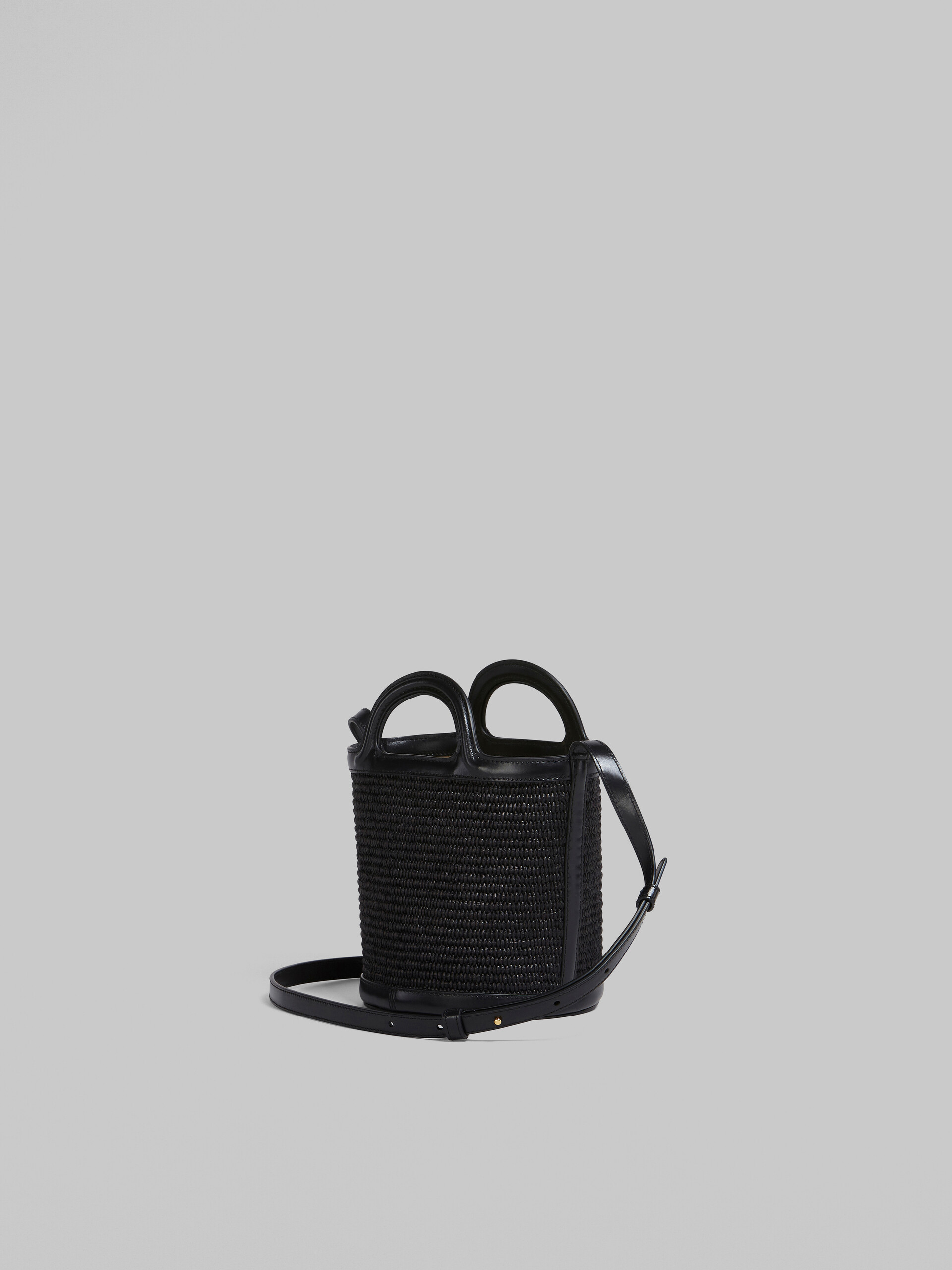 Bolso cubo pequeño Tropicalia de piel negra y rafia - Bolsos de hombro - Image 2