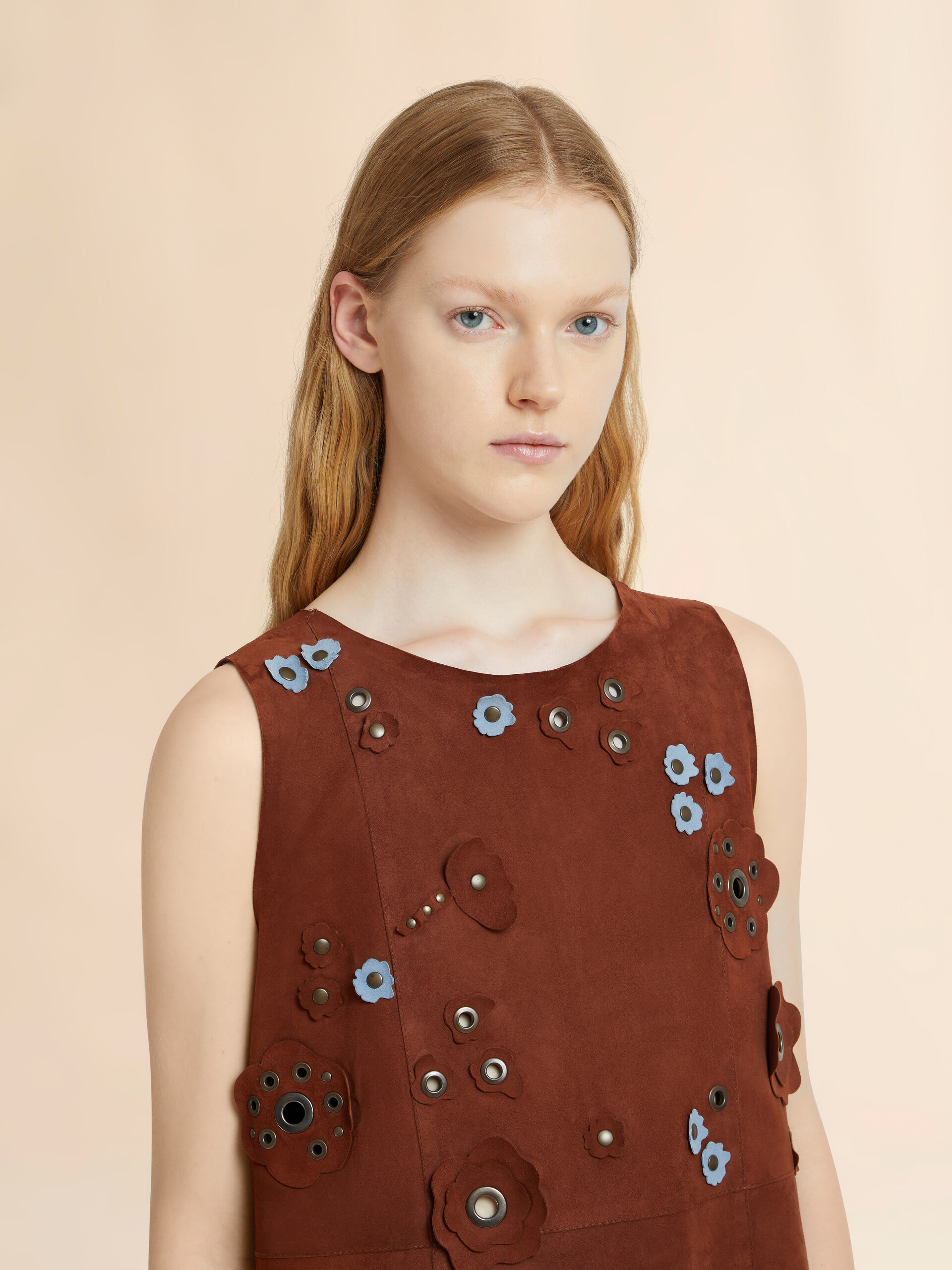 Robe en daim marron avec applications de marguerites - Robes - Image 4