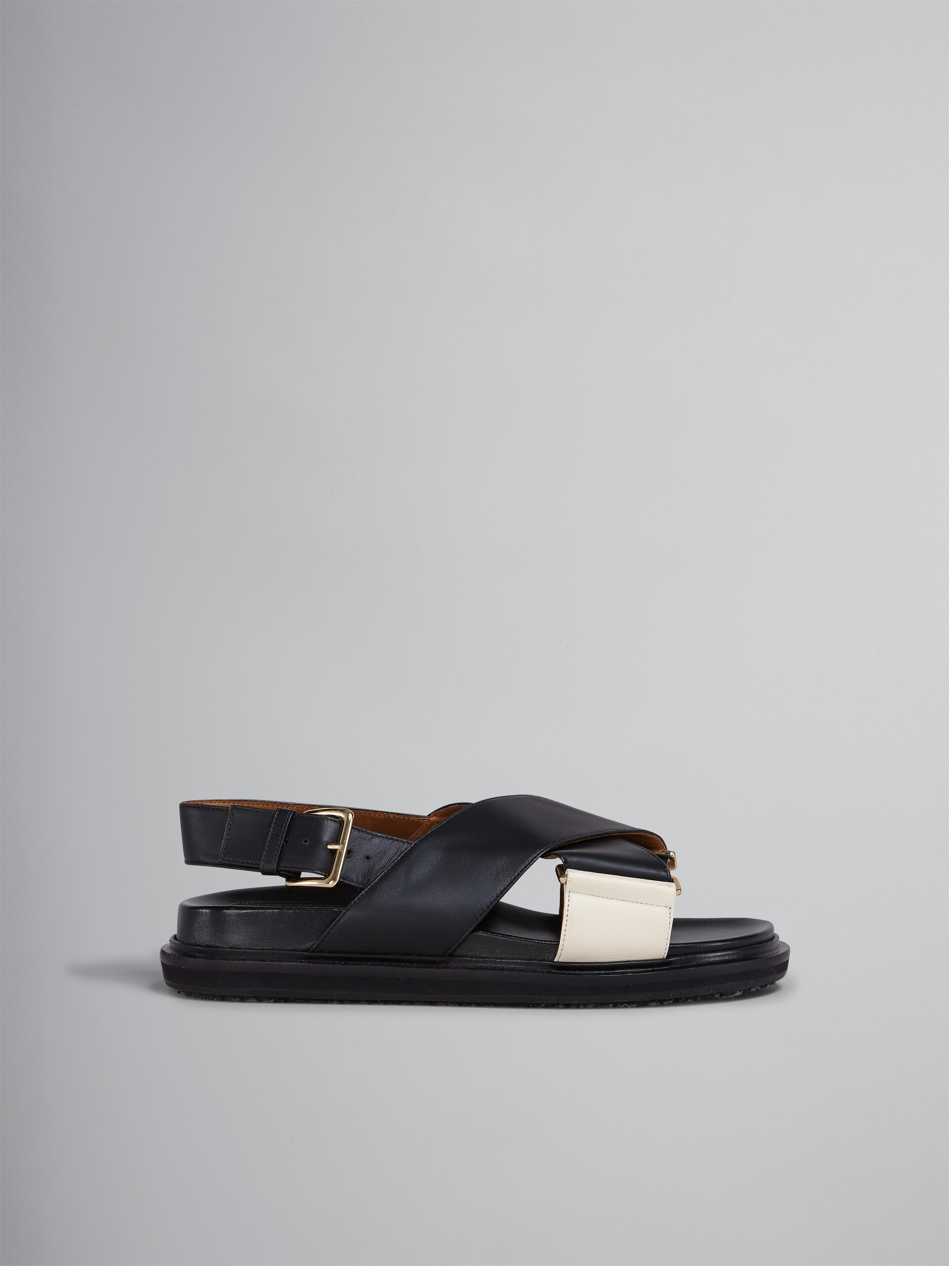 Schwarze und weiße Fußbett-Sandale aus glattem Kalbsleder - Sandalen - Image 1